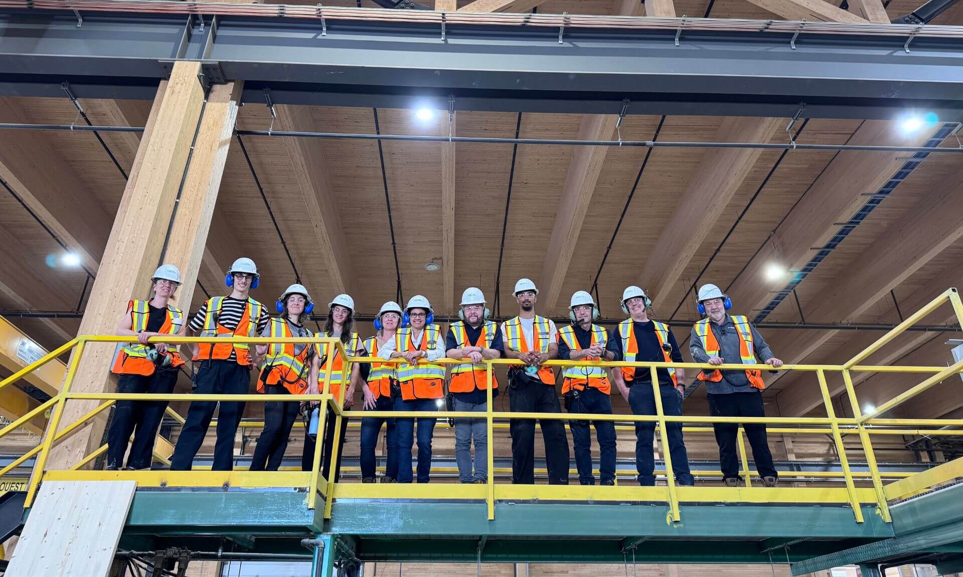 Un groupe de professeurs, chargés de cours et diplômés de l’École d’architecture a visité l’usine Chantiers Chibougamau en juin.