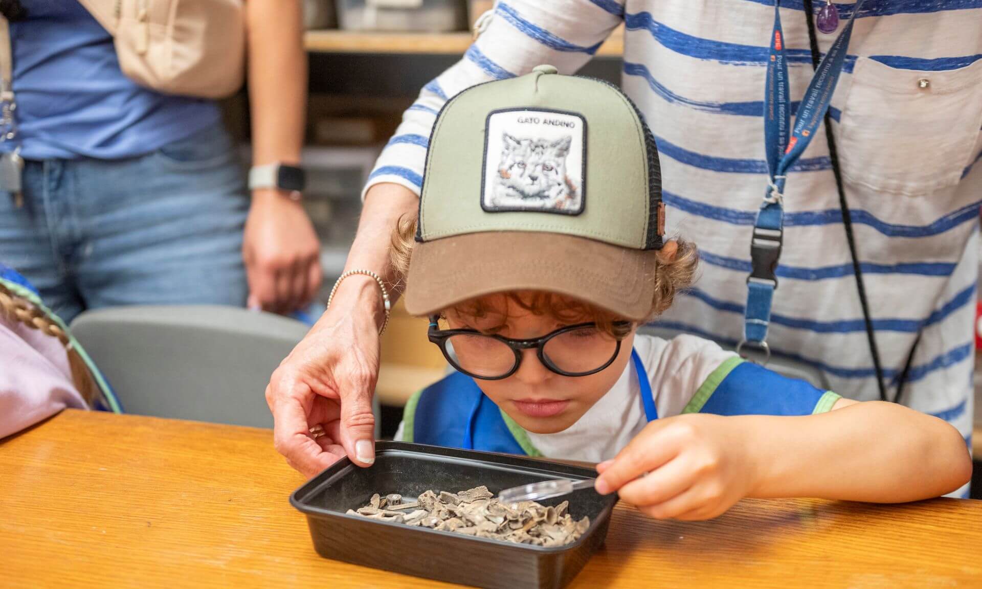Les enfants ont pu manipuler des os. « On dirait du bois! », observe l’un d’eux.