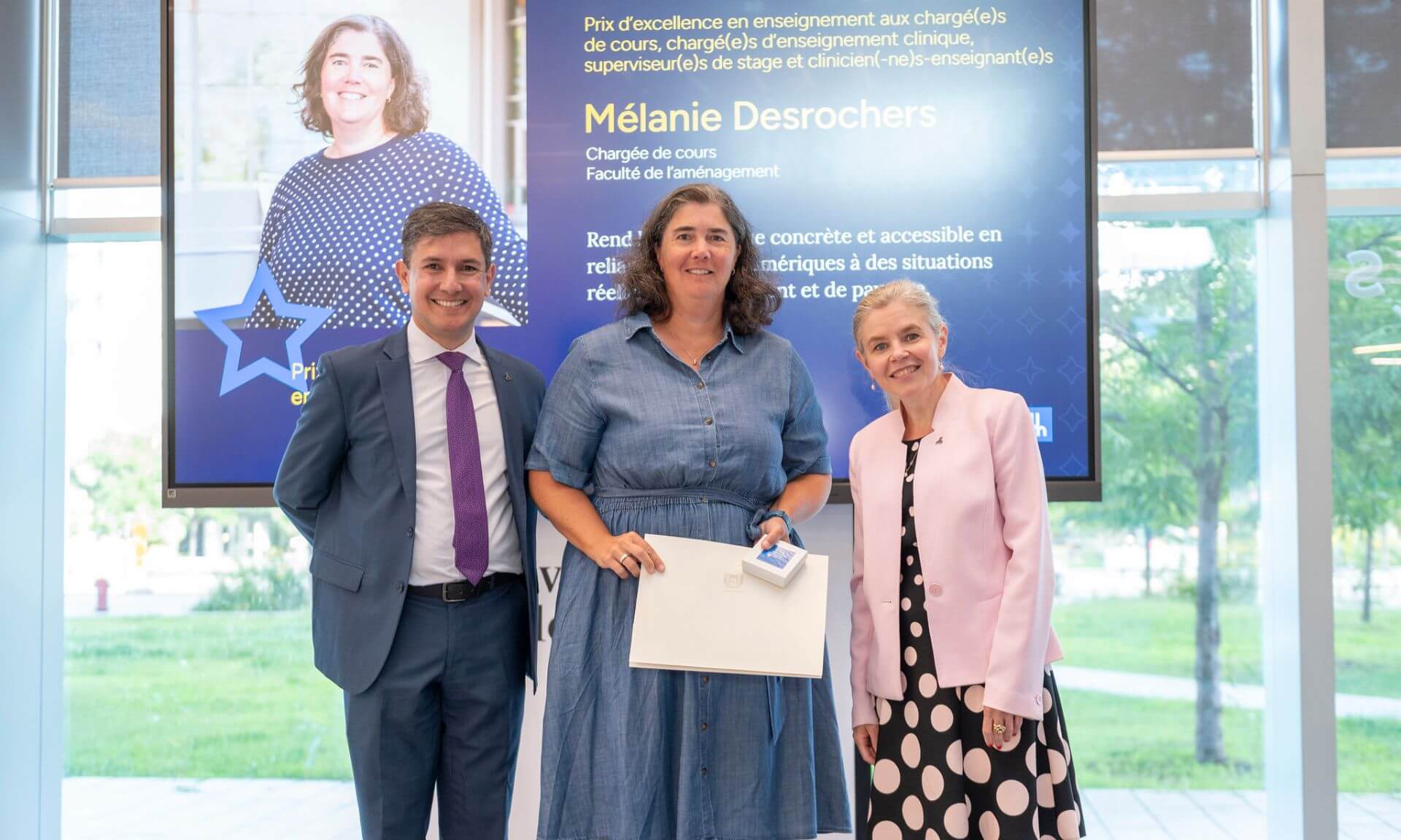Le prix d'excellence en enseignement remis à Mélanie Desrochers lors de la cérémonie du 25 août.
