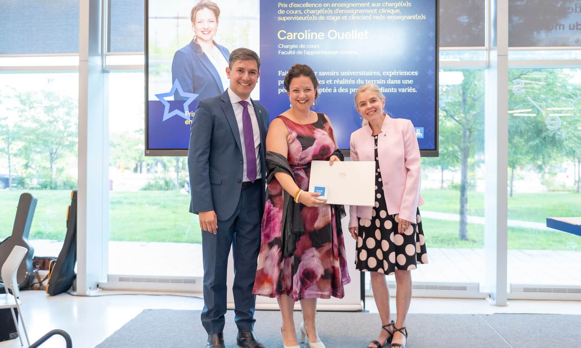 Le prix d'excellence en enseignement remis à Caroline Ouellet lors de la cérémonie du 25 août.