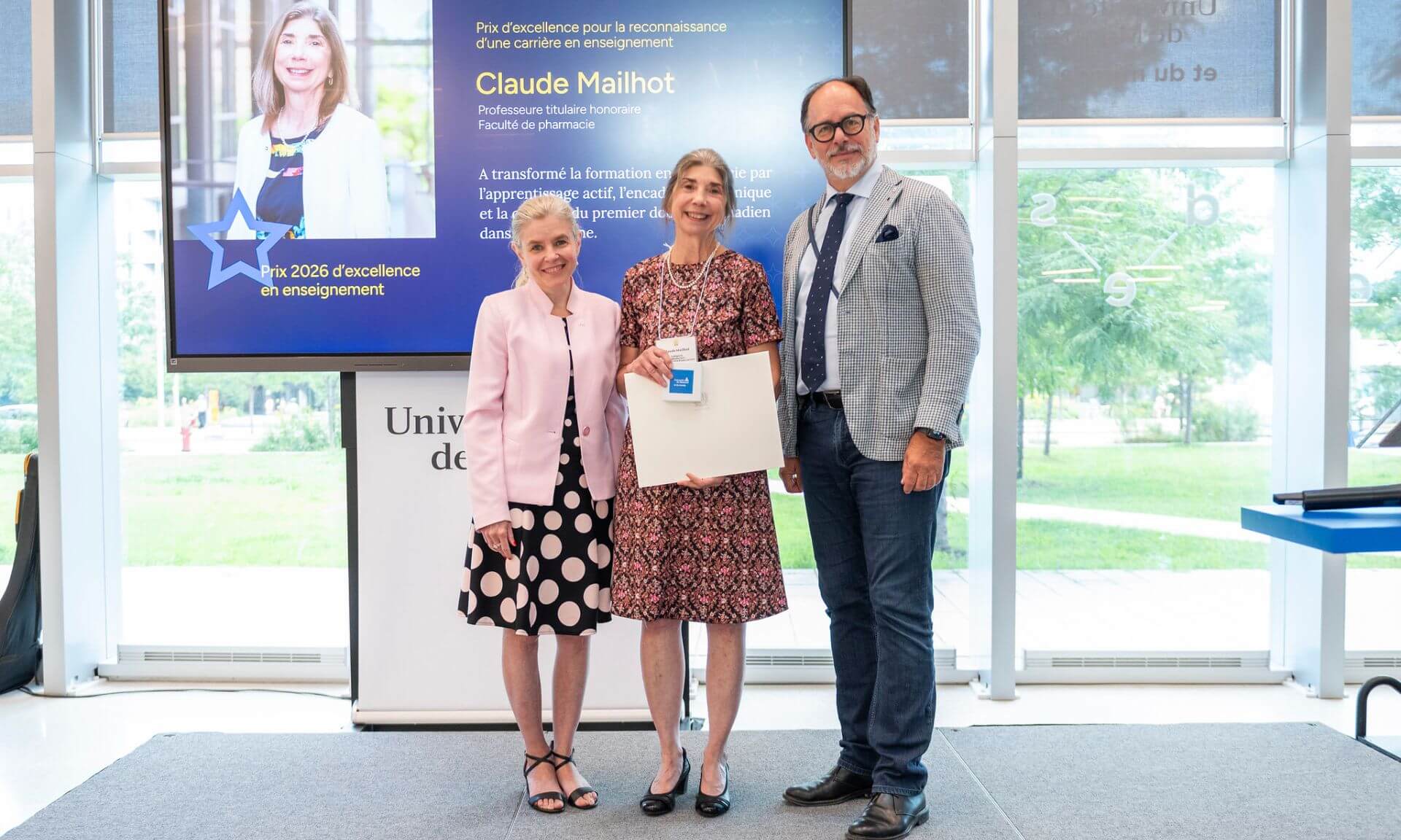 Le prix d'excellence en enseignement remis à Claude Mailhot lors de la cérémonie du 25 août.