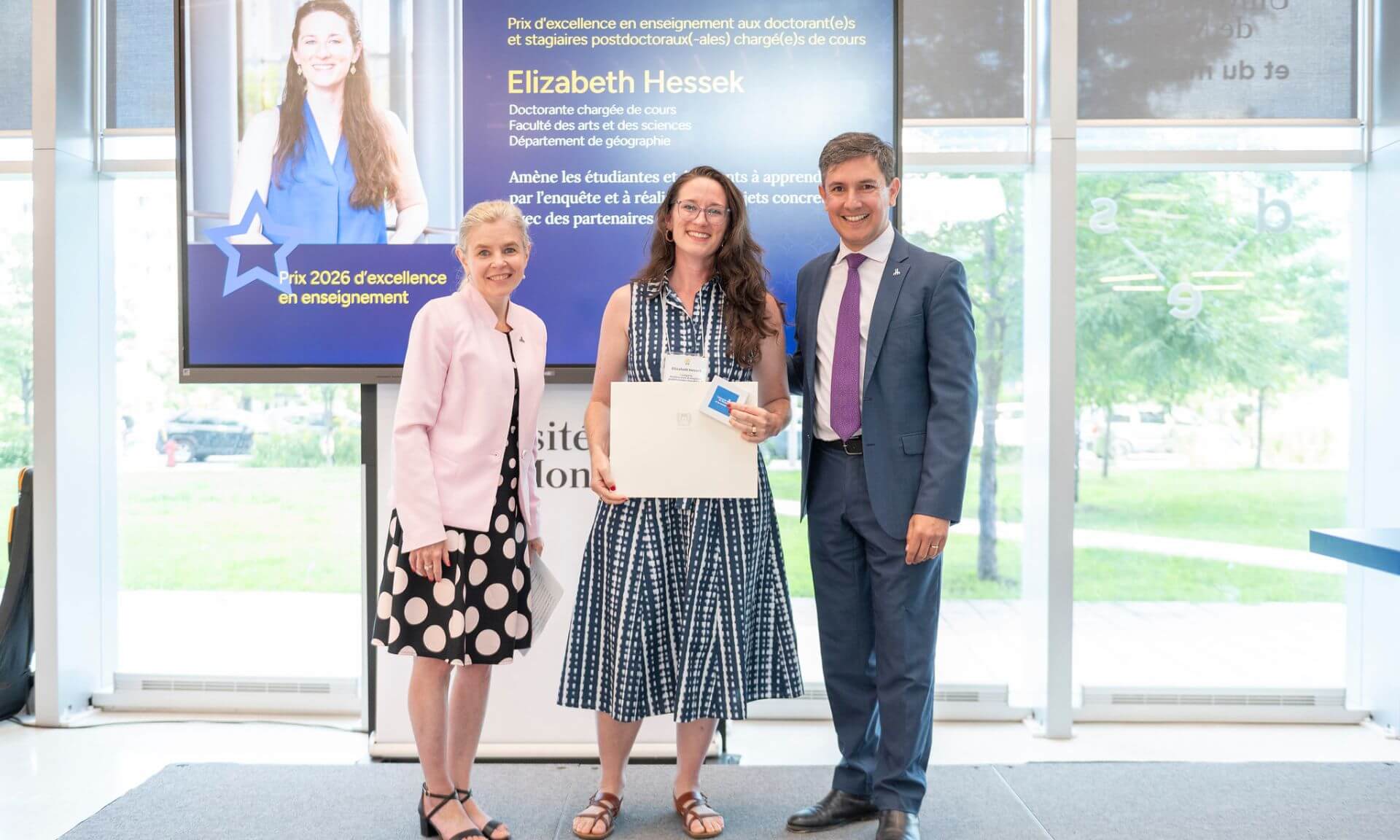 Le prix d'excellence en enseignement remis à Elizabeth Hessek lors de la cérémonie du 25 août.