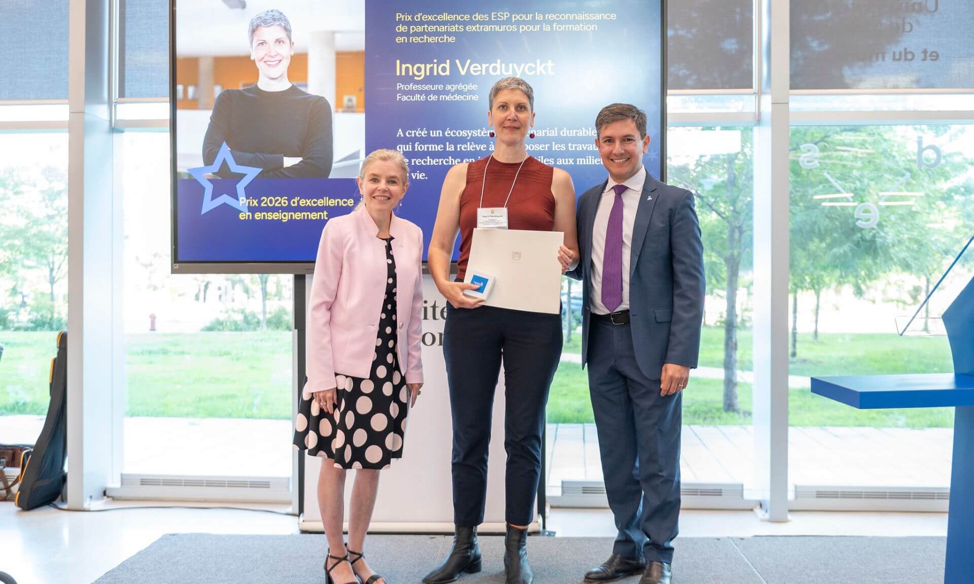 Le prix d'excellence en enseignement remis à Ingrid Verduyckt lors de la cérémonie du 25 août.