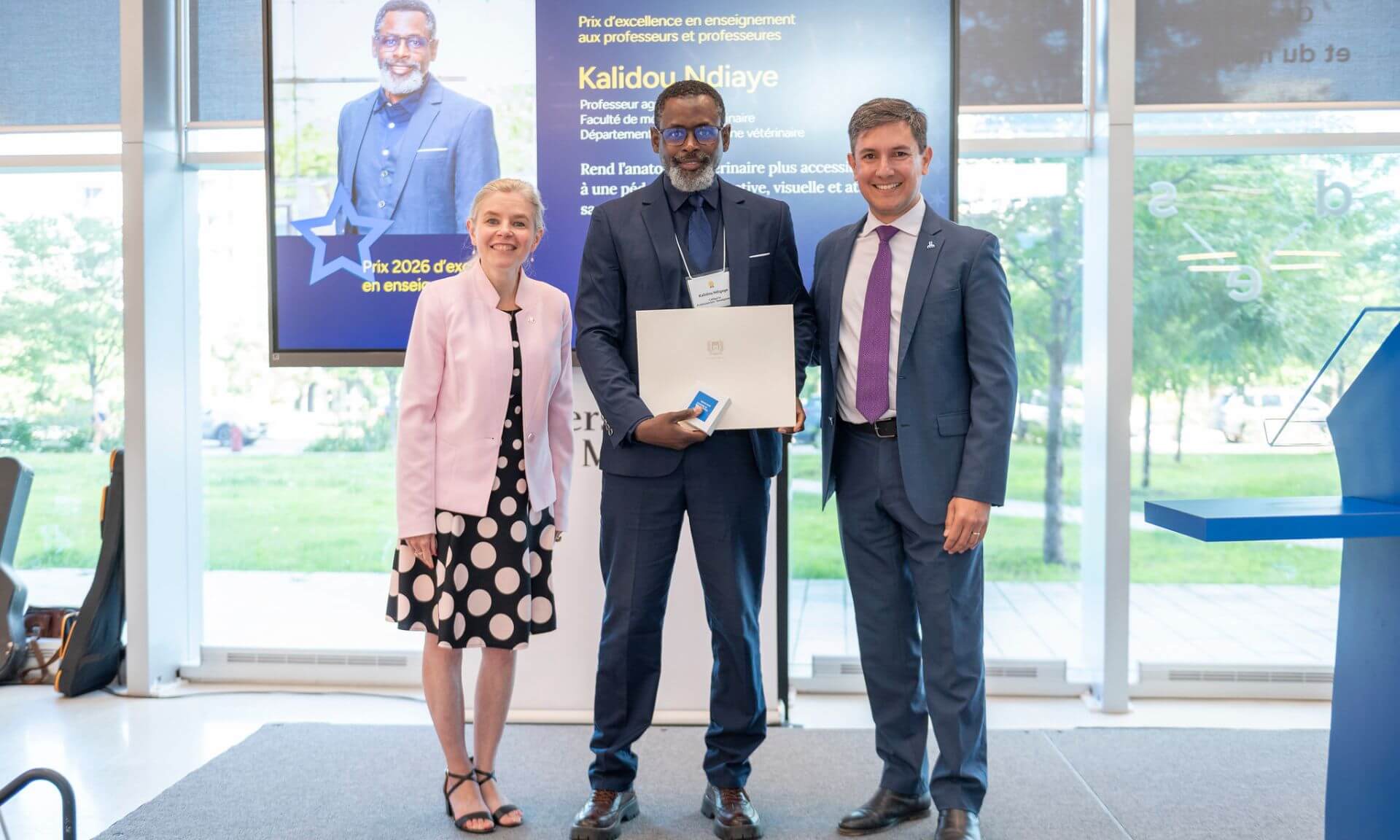 Le prix d'excellence en enseignement remis à Kalidou Ndiaye lors de la cérémonie du 25 août.