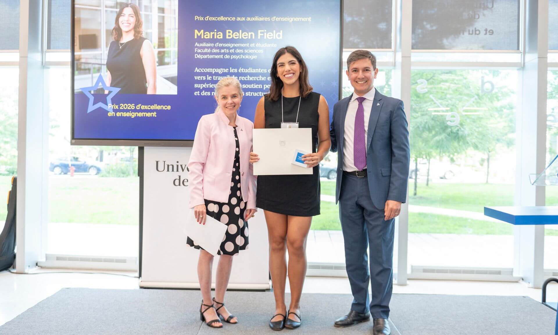 Le prix d'excellence en enseignement remis à Maria Belen Field Lira lors de la cérémonie du 25 août.