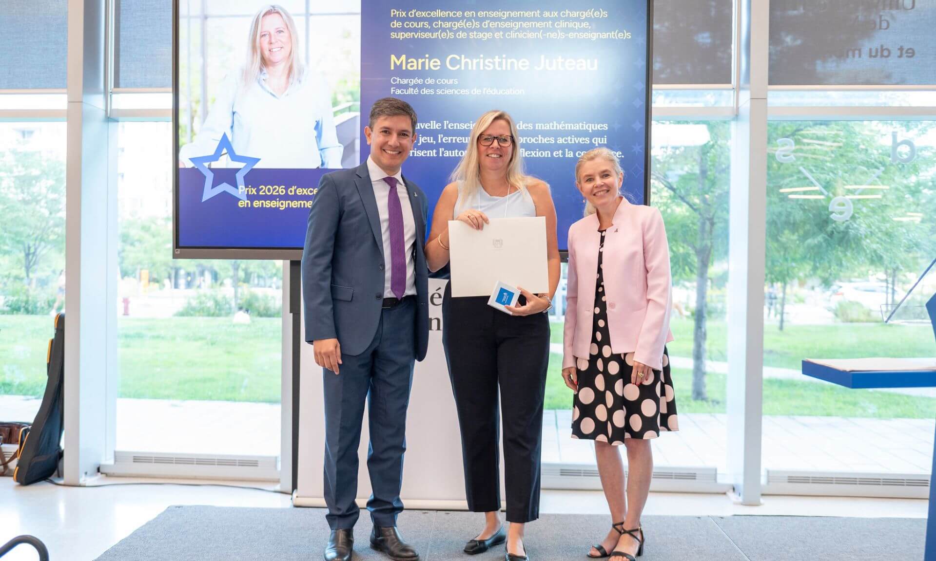 Le prix d'excellence en enseignement remis à Marie Christine Juteau lors de la cérémonie du 25 août.