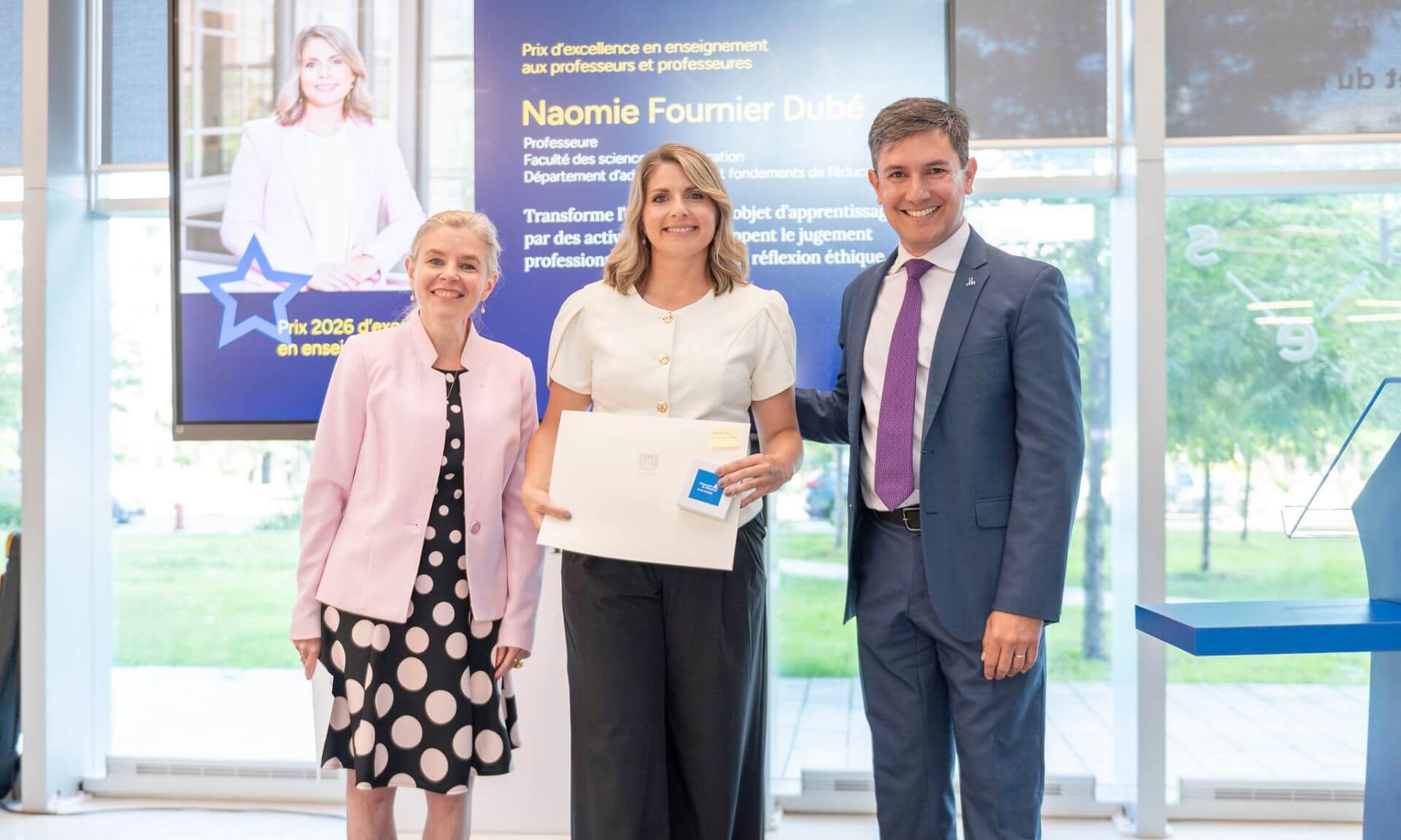 Le prix d'excellence en enseignement remis à Naomie Fournier Dubé lors de la cérémonie du 25 août.