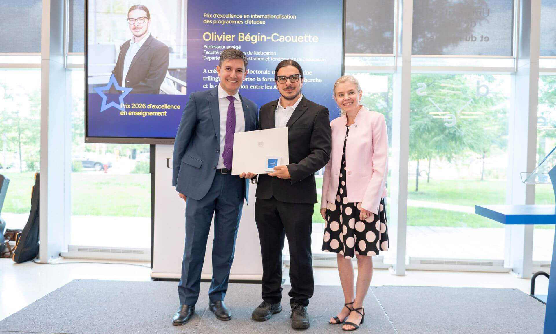 Le prix d'excellence en enseignement remis à Olivier Bégin-Caouette lors de la cérémonie du 25 août.