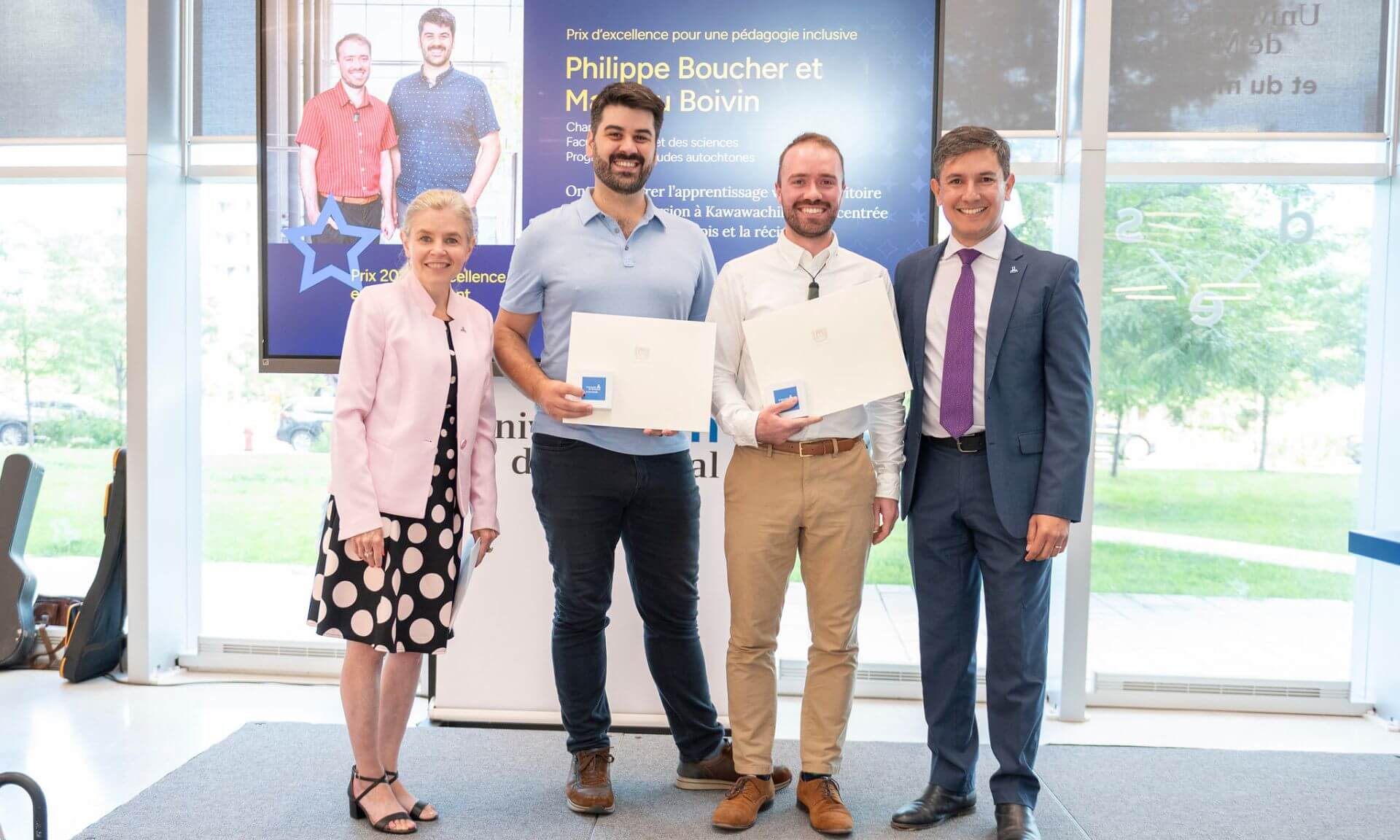 Le prix d'excellence en enseignement remis à Philippe Boucher et Mathieu Boivin lors de la cérémonie du 25 août.