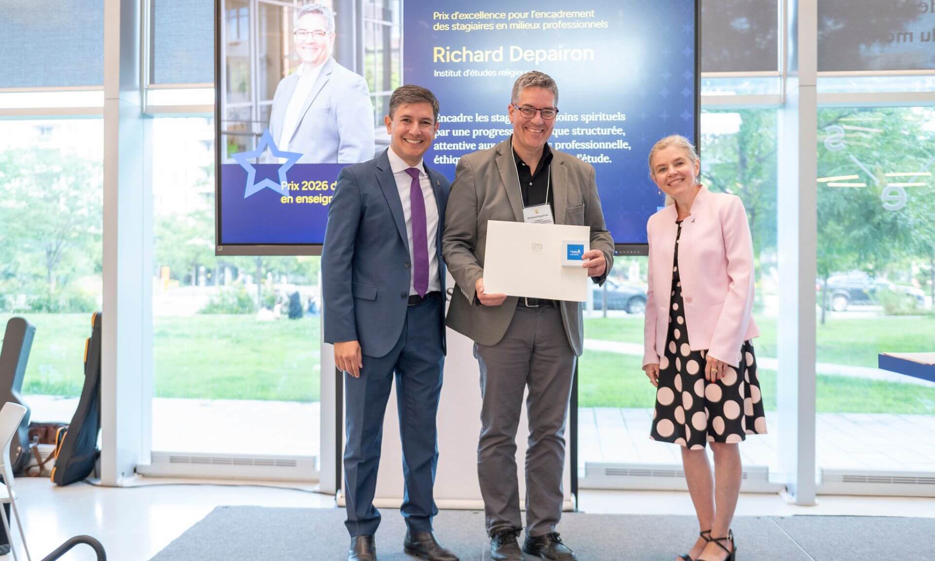 Le prix d'excellence en enseignement remis à Richard Depairon lors de la cérémonie du 25 août.