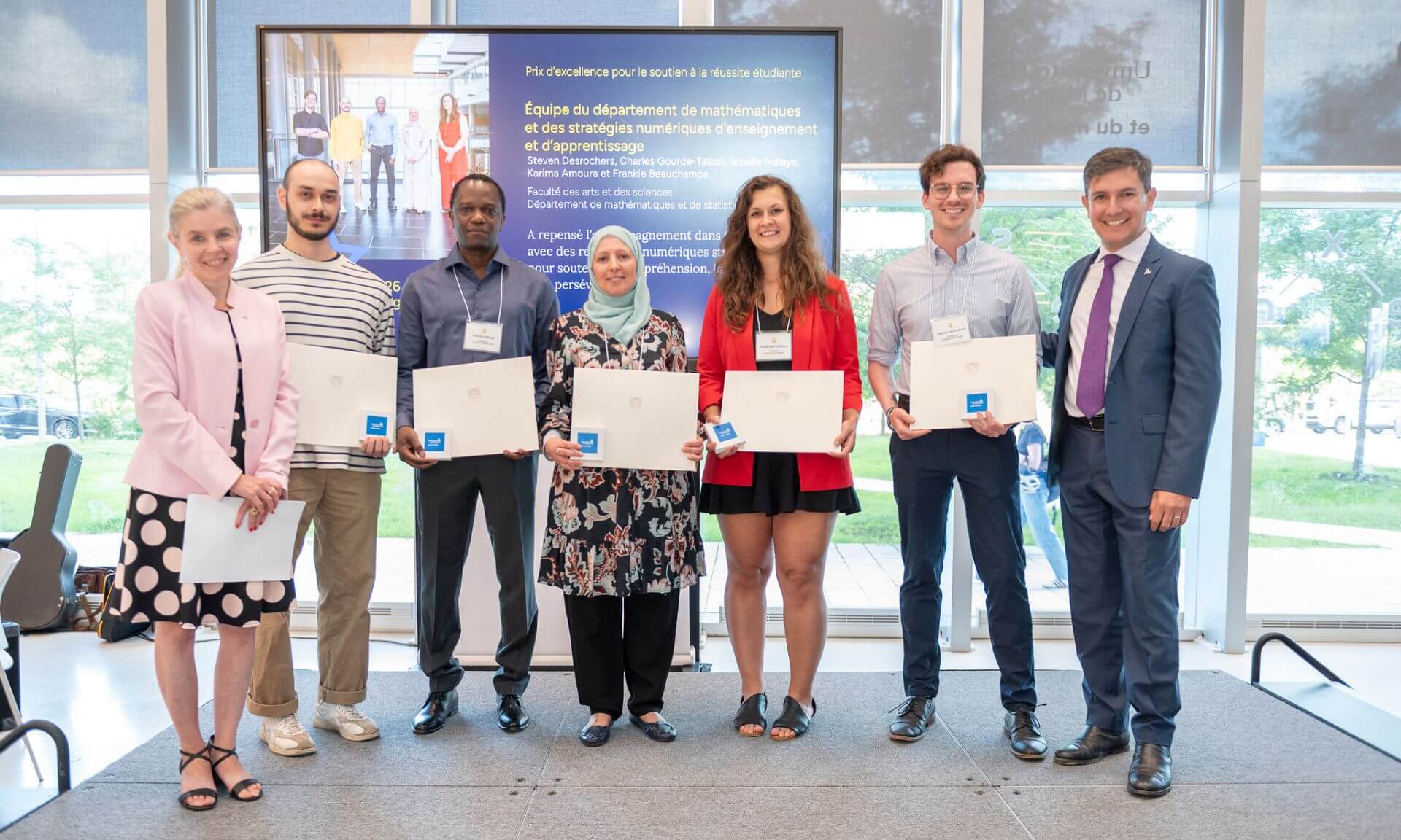 Le prix d'excellence en enseignement remis à l'équipe du département de mathématiques et des stratégies numériques d'enseignement et d'apprentissage lors de la cérémonie du 25 août.