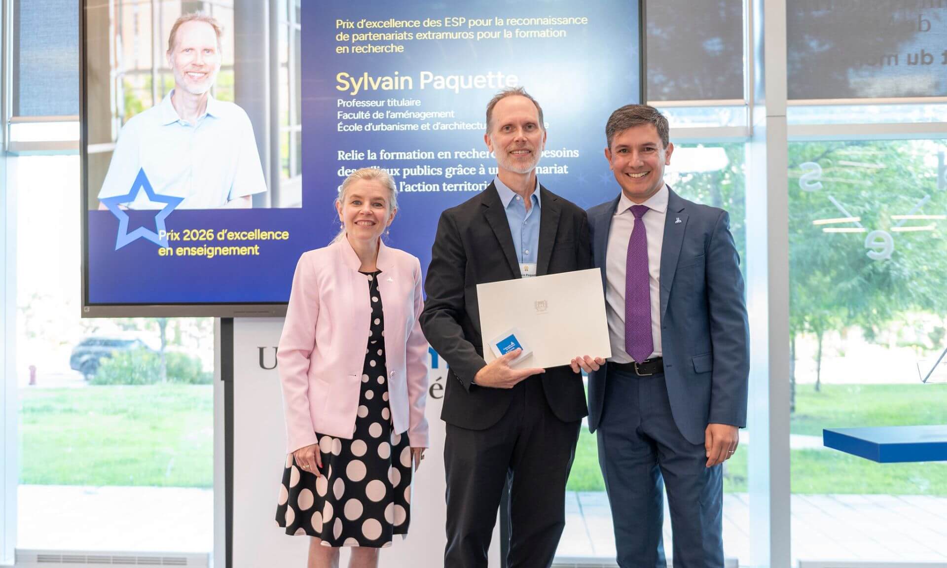 Le prix d'excellence en enseignement remis à Sylvain Paquette lors de la cérémonie du 25 août.