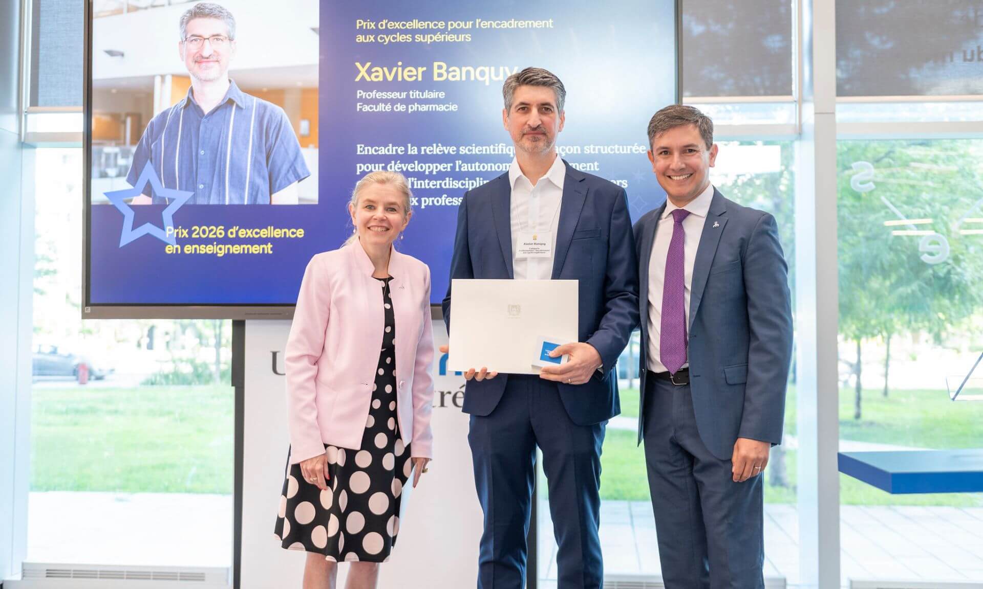 Le prix d'excellence en enseignement remis à Xavier Banquy lors de la cérémonie du 25 août.