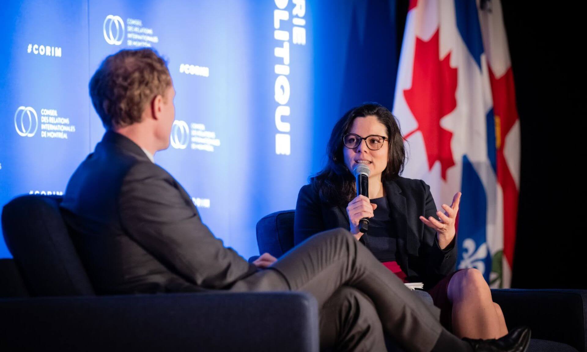 Sarah Champagne s'entretient avec le député libéral Marc Miller en avril 2024 alors qu'il est ministre de l'Immigration, des Réfugiés et de la Citoyenneté du Canada. L'événement au Conseil des relations internationales de Montréal (CORIM) survient alors que le débat sur l'immigration temporaire défraie de plus en plus les manchettes.