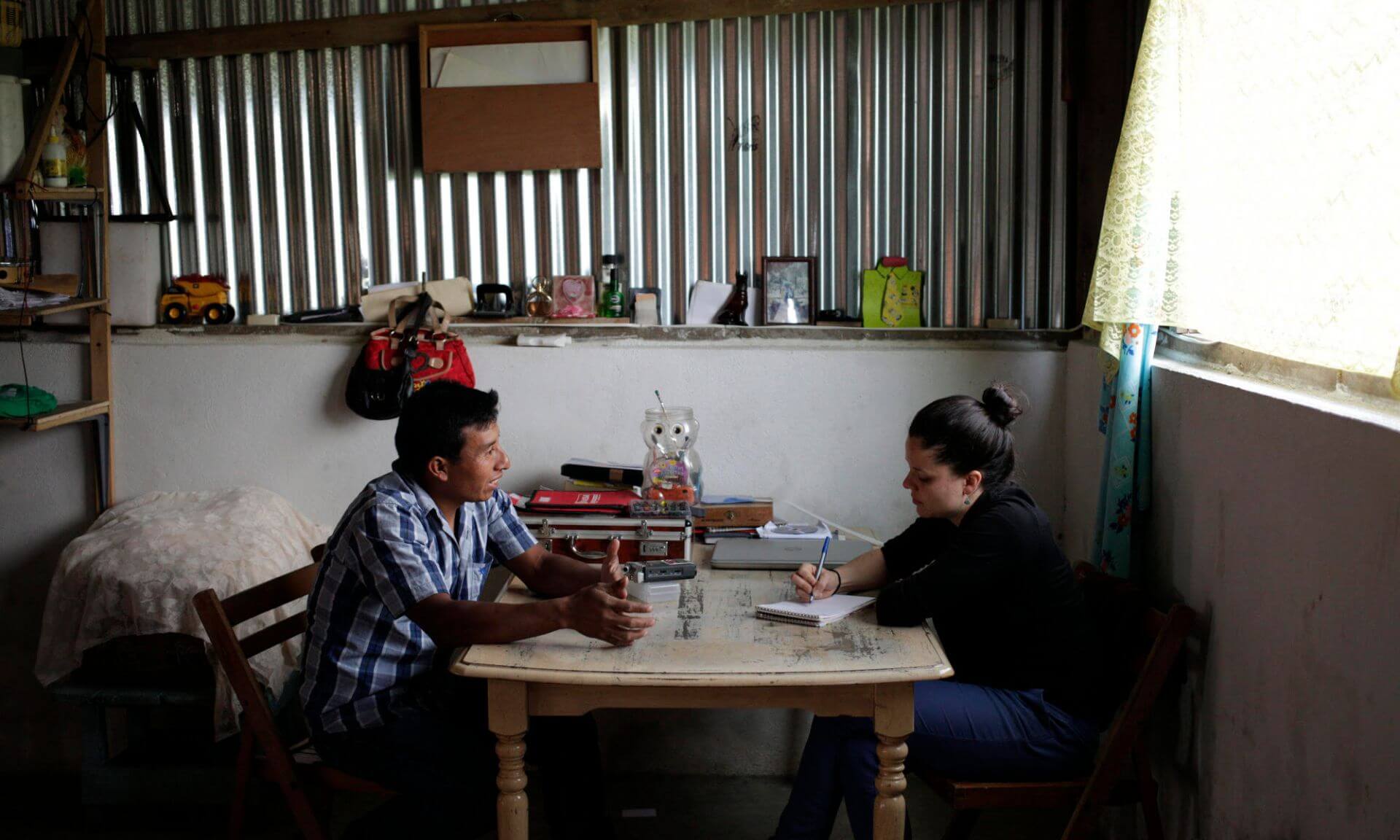 Dans sa maison au Guatemala, Jorge Ajquejay raconte à Sarah Champagne qu'il a dû s'endetter pour payer une lourde somme à un intermédiaire afin de travailler au Québec. Peu après son arrivée, son employeur l'a forcé à participer à la culture de champignons magiques, le plaçant dans une situation très délicate.