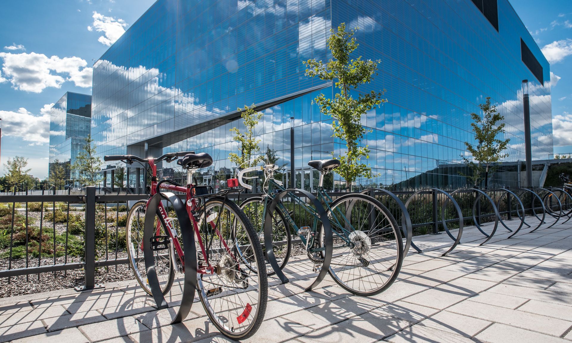 L’Université de Montréal s’est bâtie autour de la voiture, elle tente toujours plus de faciliter le développement du vélo, notamment sur son campus MIL