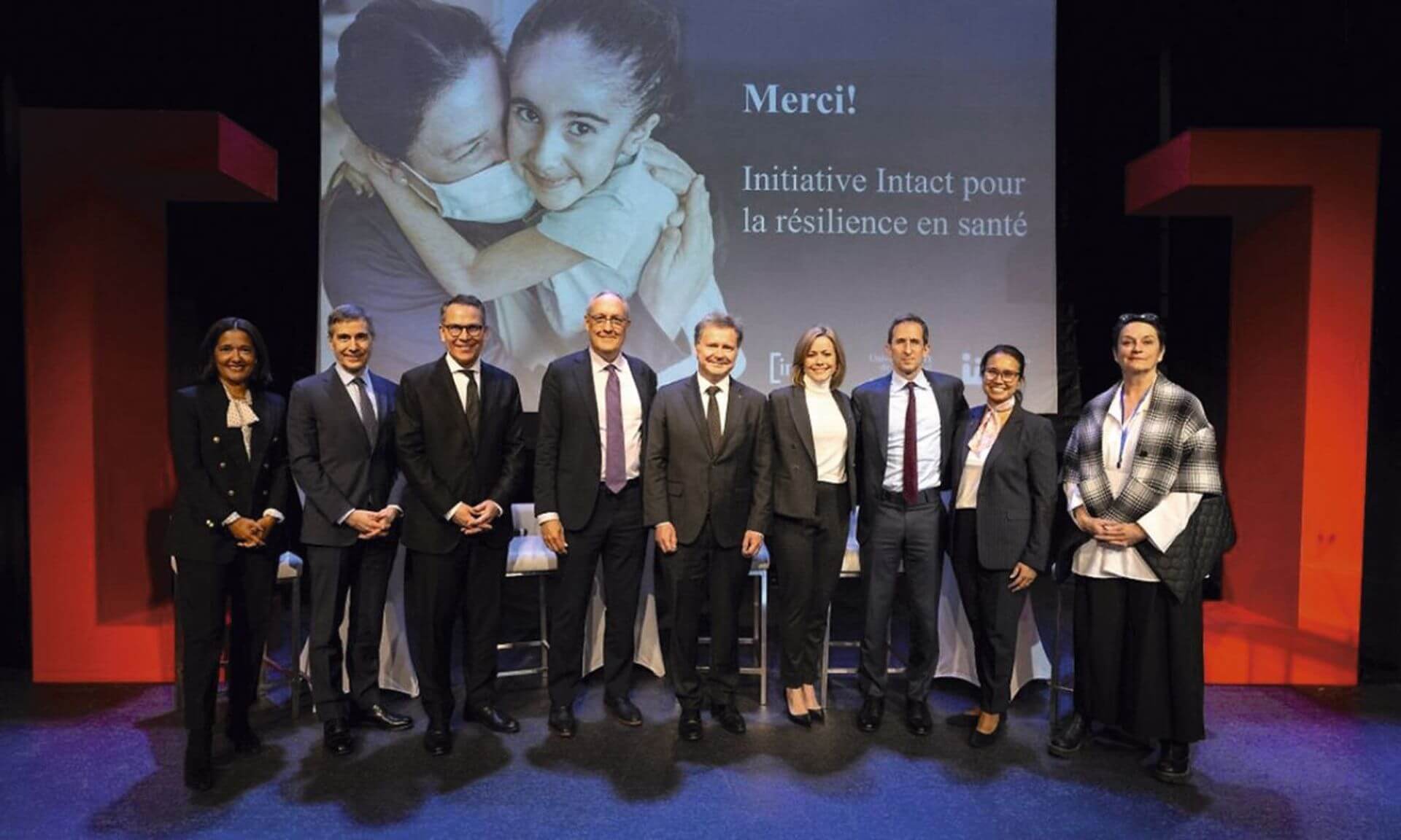 Sophie Fouron, animatrice du panel organisé à l’occasion de l’annonce du don; le Dr Jacques L. Michaud, directeur de la recherche au CHU Sainte-Justine; Michael Pecho, vice-recteur à la philanthrophie et à l’engagement des diplômés; Louis Gagnon, chef de la direction d’Intact au Canada et coprésident de la campagne L’heure est brave; Patrick Cossette, doyen de la Faculté de médecine; Delphine Brodeur, PDG de la Fondation CHU Sainte-Justine; Charles Brindamour, chef de la direction d’Intact Corporation financière; la Dre Caroline Quach-Thanh, pédiatre, microbiologiste-infectiologue et professeure; et la Dre Frédérique Le Roux, professeure