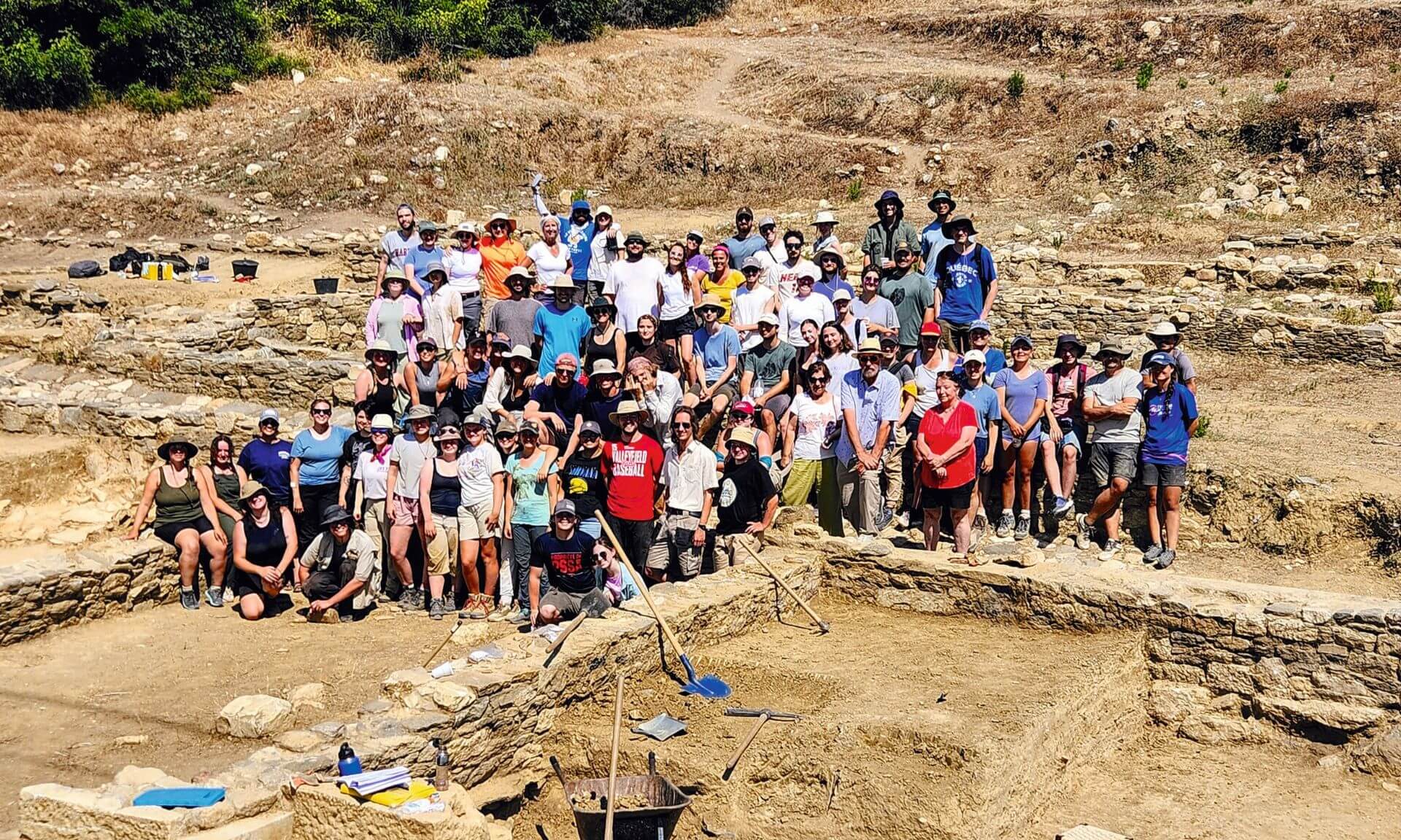 À l’été 2025, Jacques Perreault et ses 12 superviseurs ont accueilli une soixantaine de stagiaires qui ont pris part aux fouilles archéologiques sur le site d’Argilos, en Grèce du Nord.