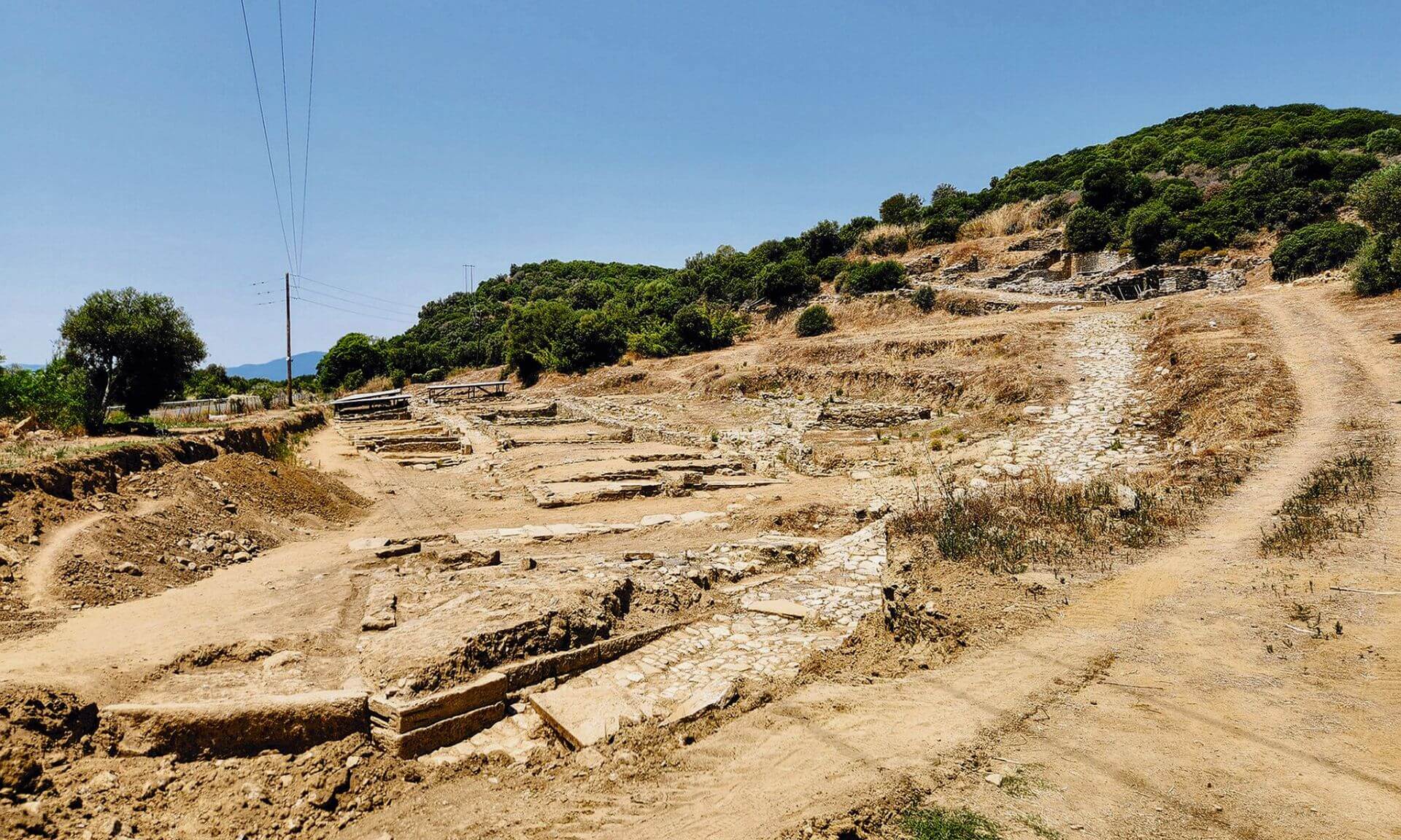 Située en bordure de la mer Égée, la cité d’Argilos était fortifiée. Elle comportait notamment une porte d’entrée, un chemin fait de roches, des maisons, un bâtiment communautaire, des commerces de même qu’un système d’irrigation sophistiqué.