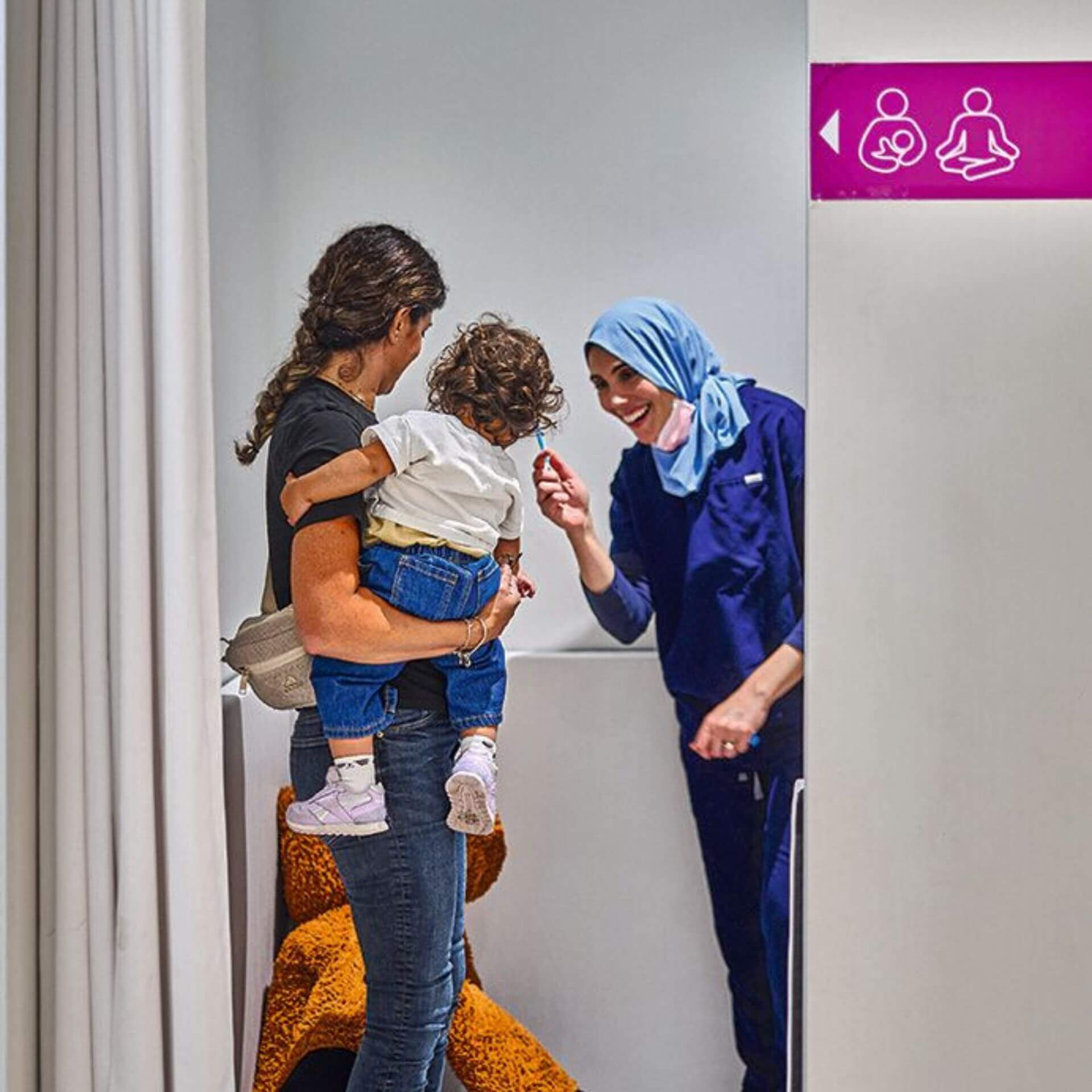 Une femme et son enfant avec la Dre Tasnim Alami-Laroussi.