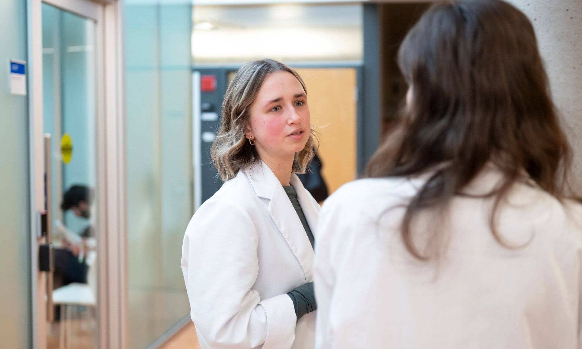 Camille Thibodeau qui discute avec Florence Lipp (de dos).