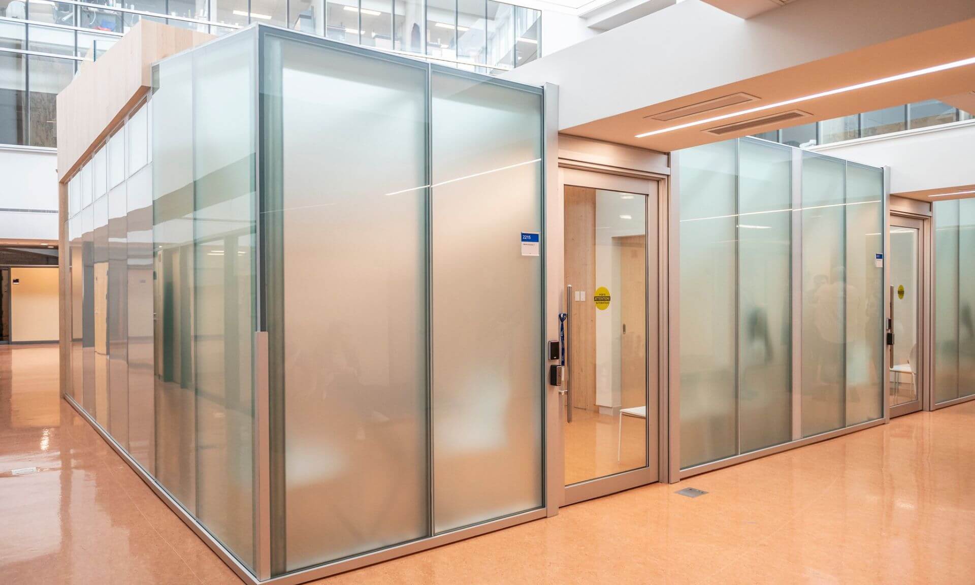 L'extérieur des pharmacies simulées, en plein cœur du pavillon Jean-Coutu.
