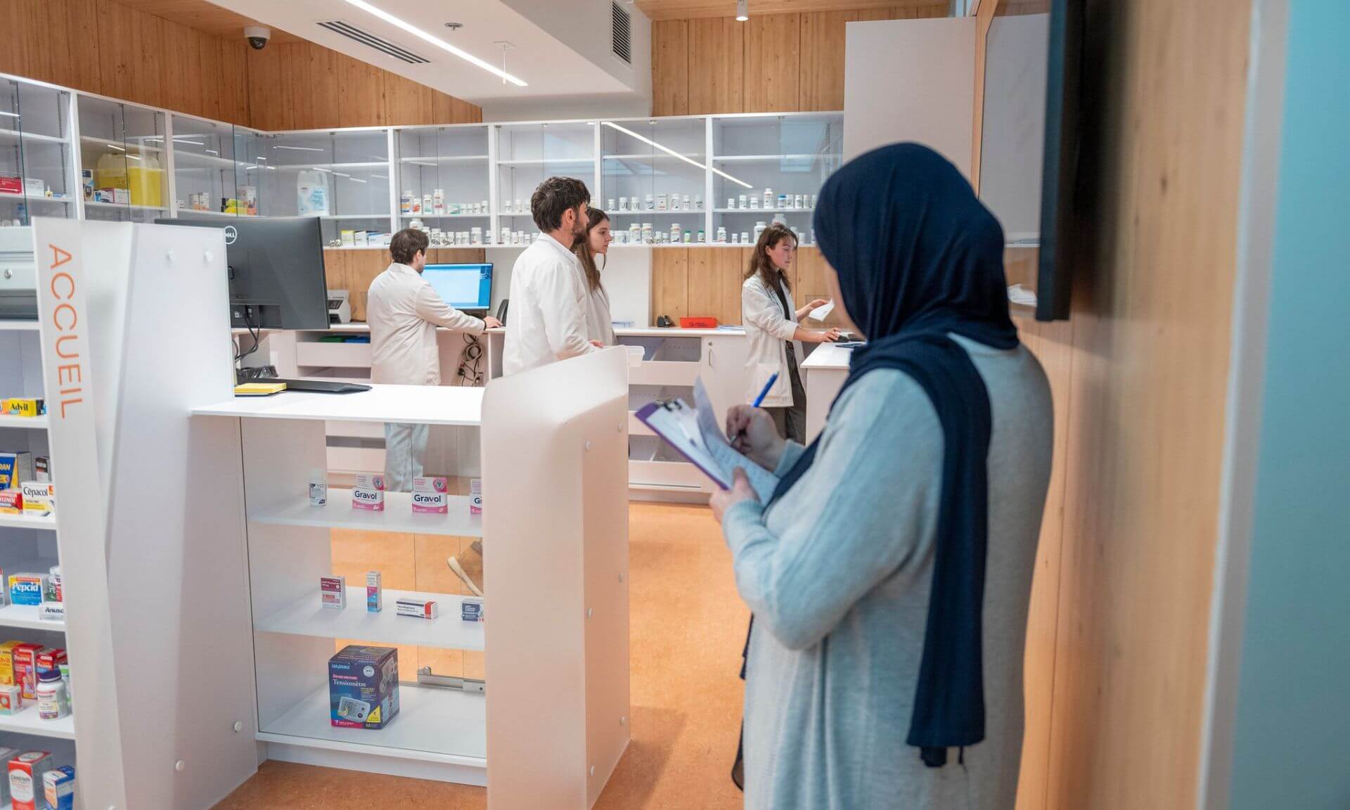 Les étudiantes et étudiants s'affairent sous l'œil attentif de l'instructrice.