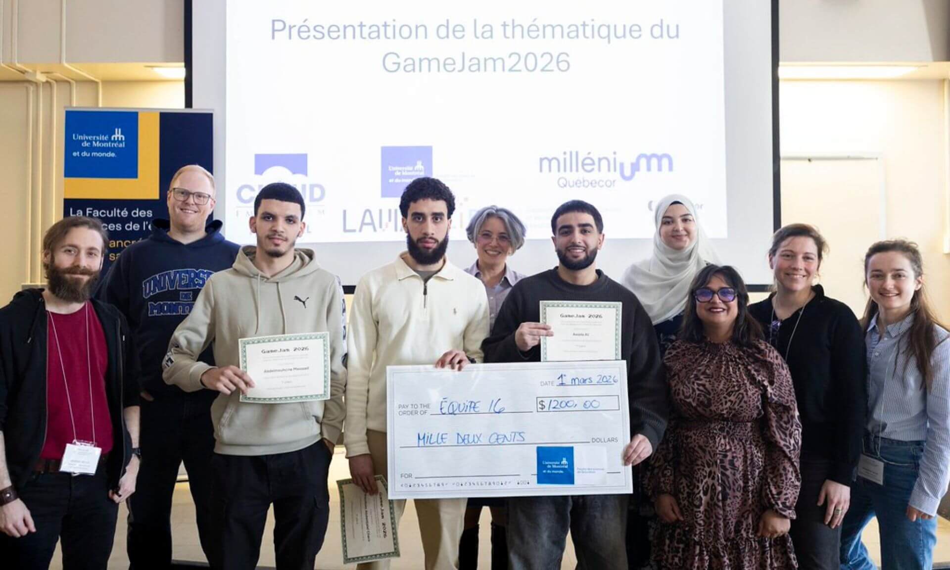 Les gagnants Abdelmouhcine Messaad, Ali Awada et Roustom Abdeldjalel Cheri, entourés du jury et des personnes organisatrices de l'évènement.