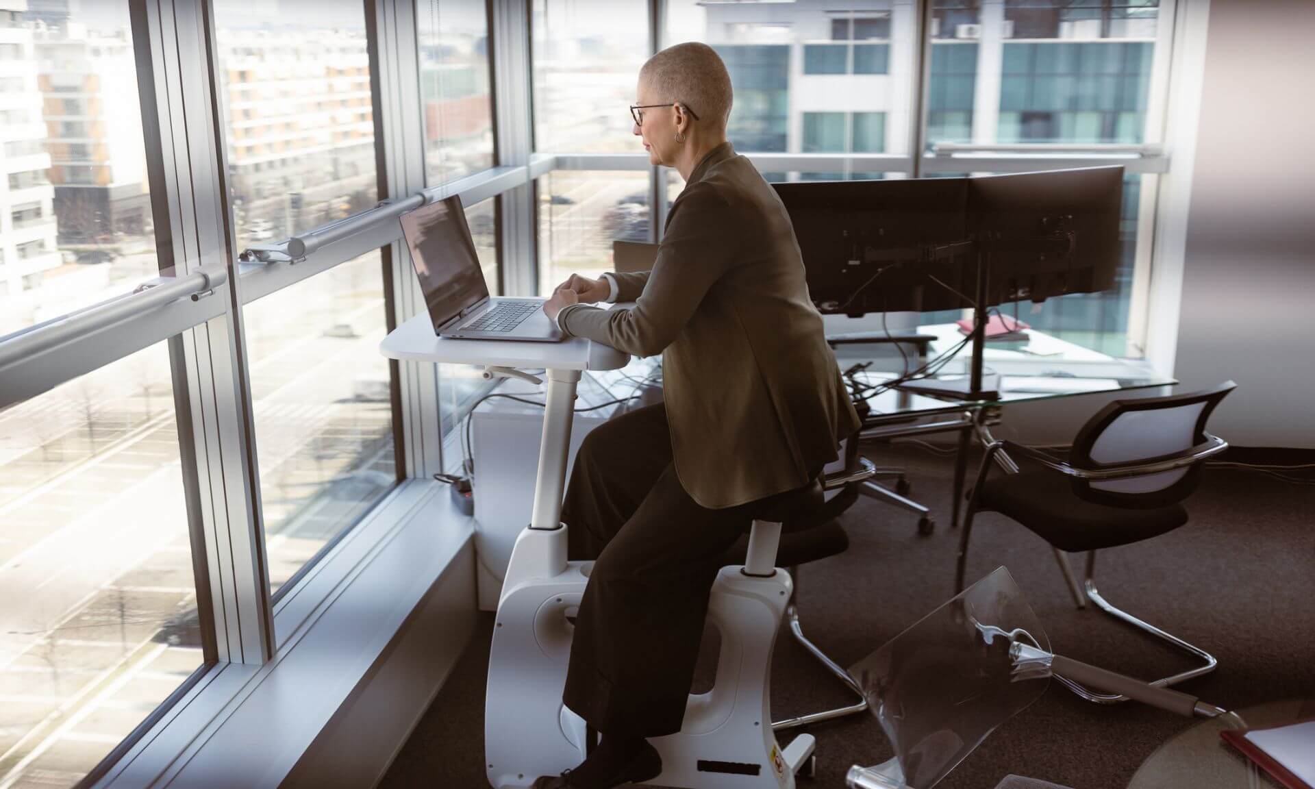 Selon François Dupont, briser la posture sédentaire est bénéfique pour la santé, mais il faut aussi s’intéresser à l’intensité de l’activité physique induite par les bureaux actifs.