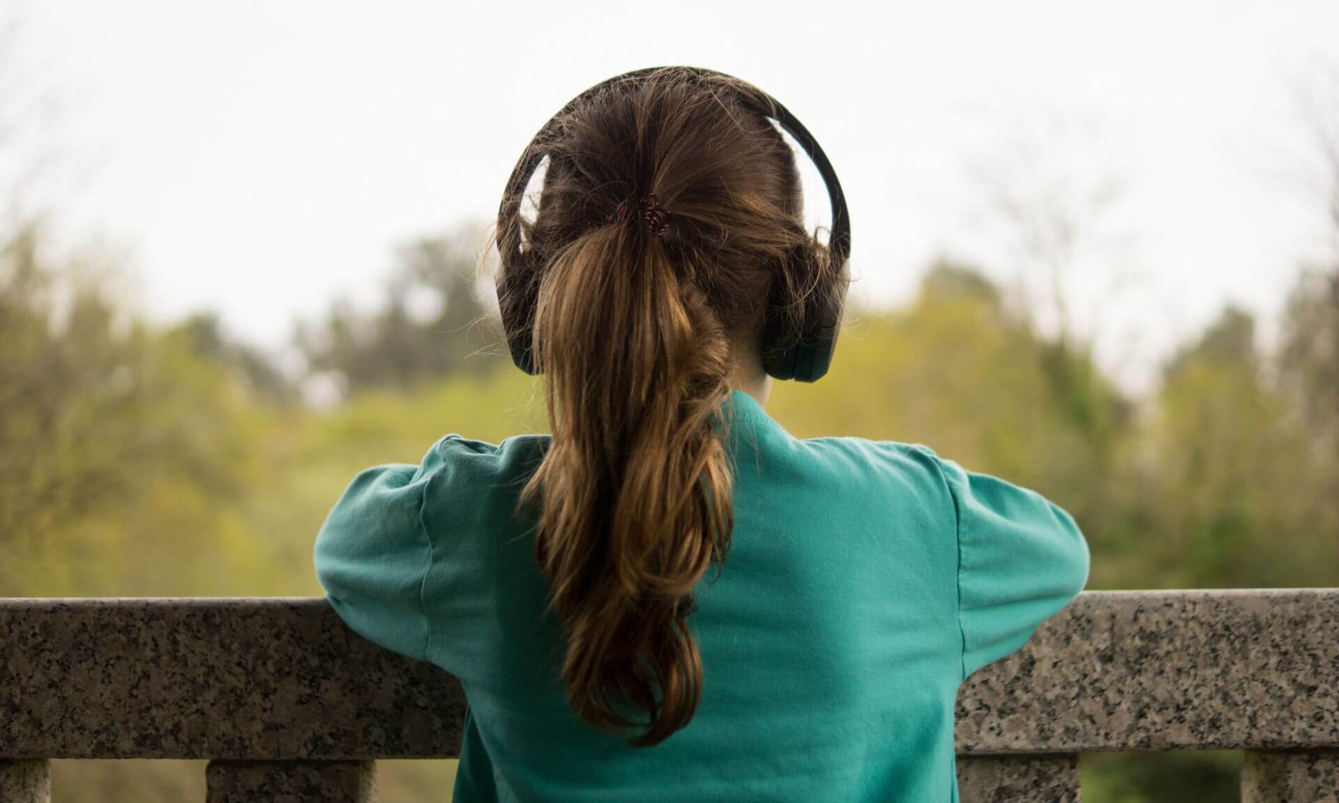 Selon Laurent Mottron, chez de nombreux jeunes enfants autistes, les premiers signes du trouble sont souvent liés à la perception sonore.