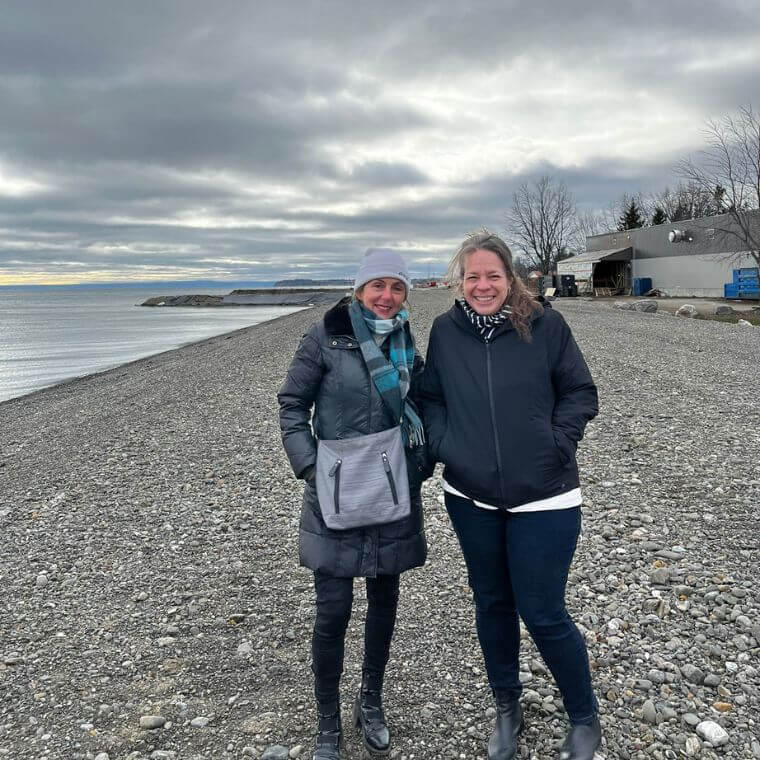 Isabelle Thomas accompagnée de la mairesse de Maria, Patricia Chartier