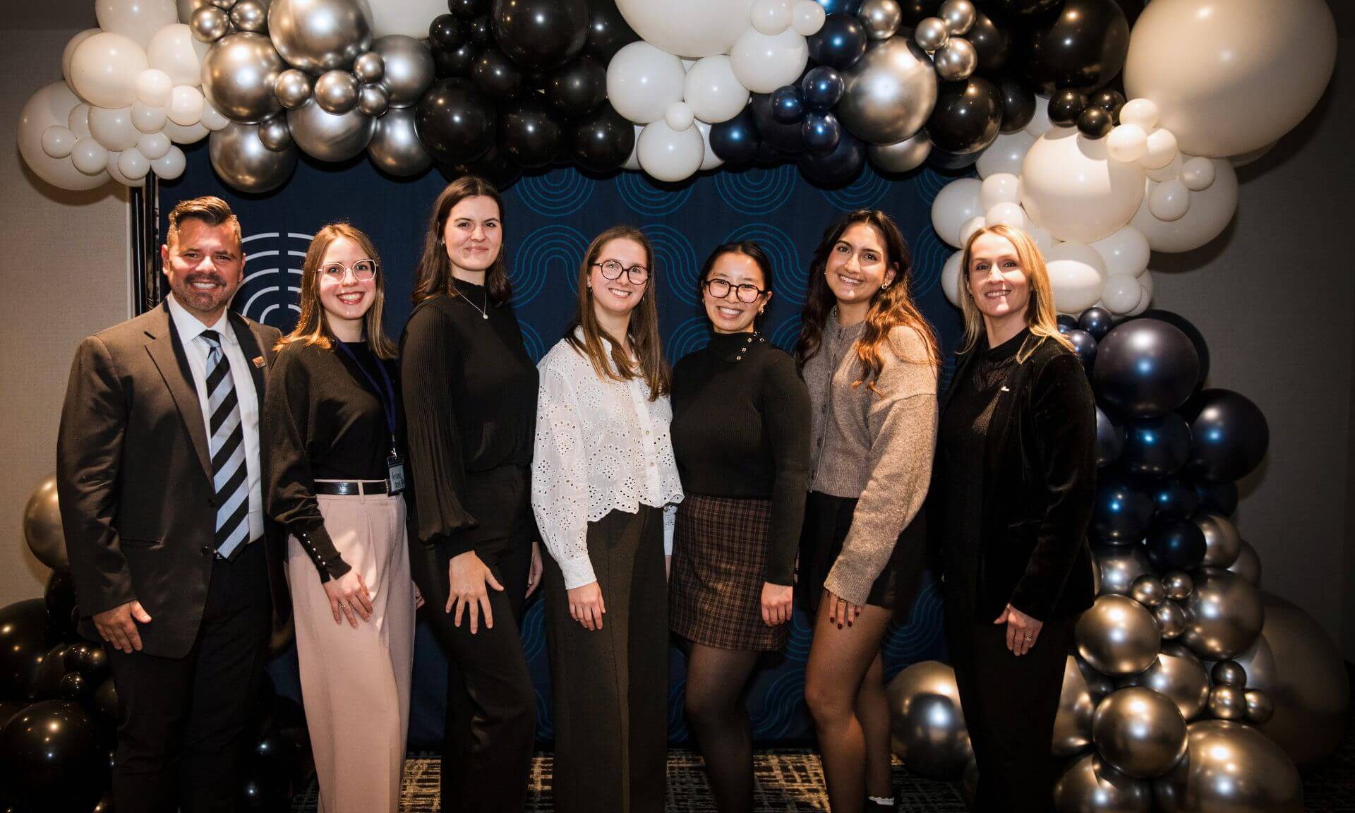 De gauche à droite: Paul-André Gallant (président de l'OOAQ), Ariane Brucher, Laurence Yockell, Jeanne Pépin-Marchand, Clara Orsini, Shiva Zand (les lauréates des prix Cardozo-Coderre) et Caroline Perron (représentante de La Personnelle)
