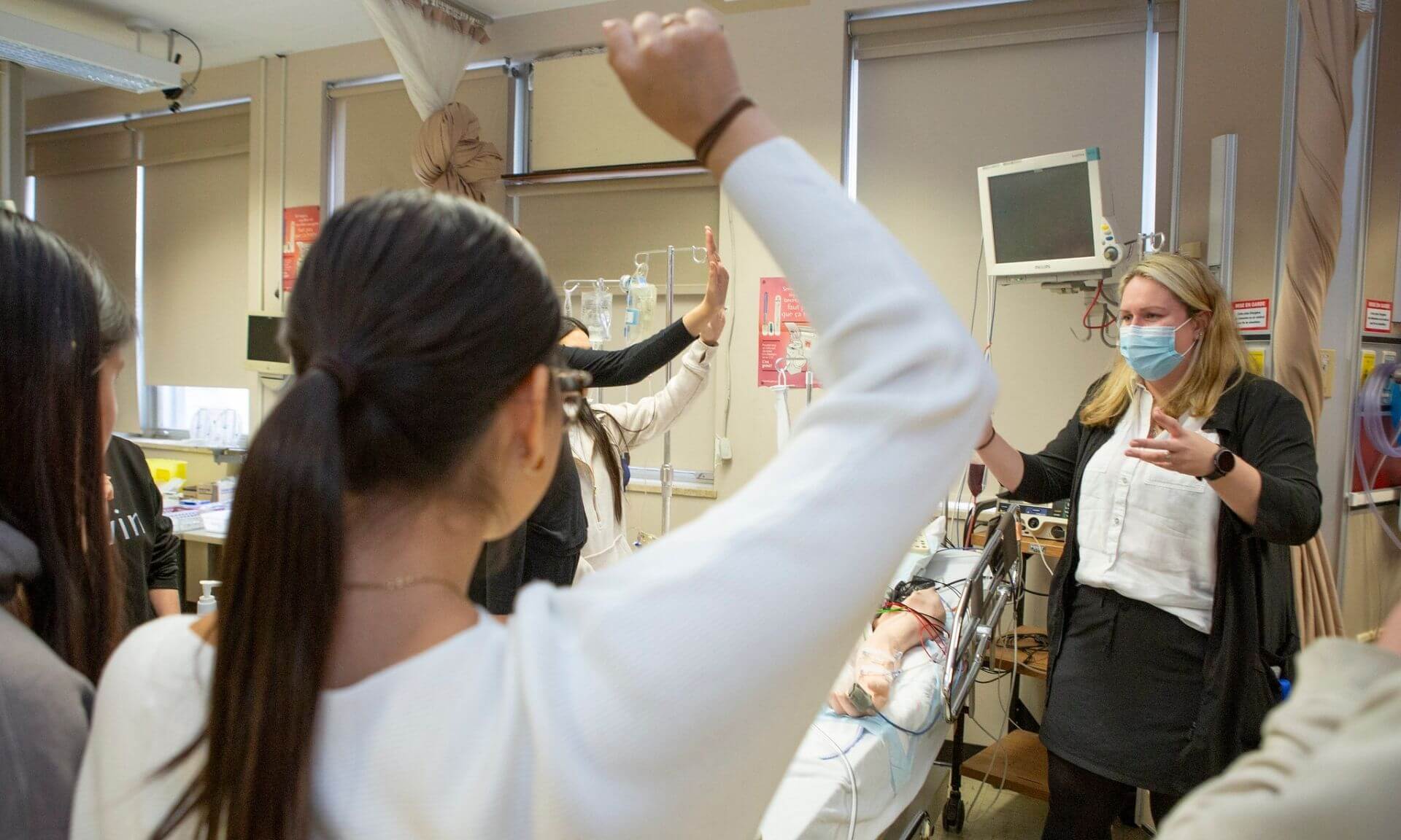 Des élèves de Pessamit ont pu tenter des manipulations au Centre d’expertise en simulation en santé avec Catherine Roussel.