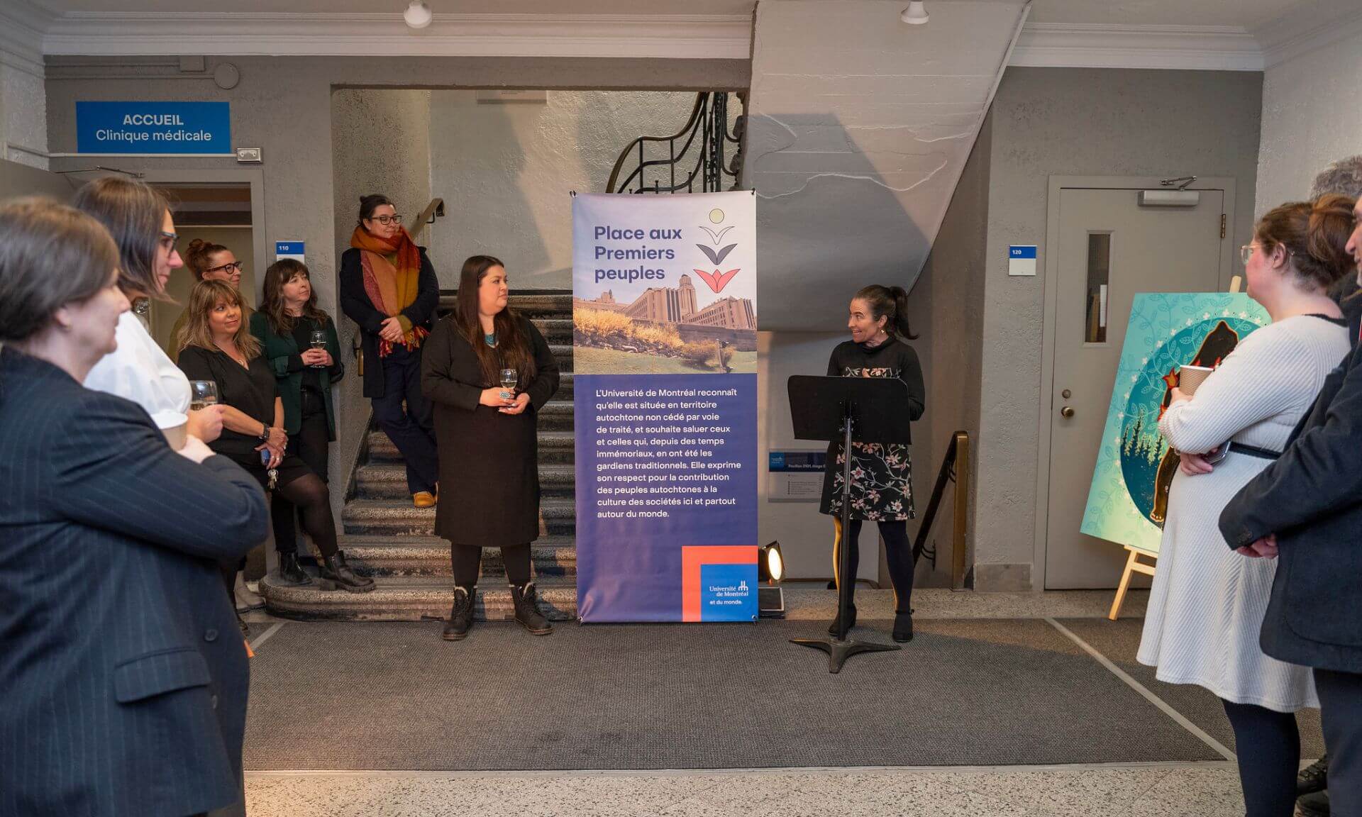 La directrice de la section Accueil et intégration aux Services à la vie étudiante, Isabelle Brasseur, présente l’œuvre de Eruoma Awashish.