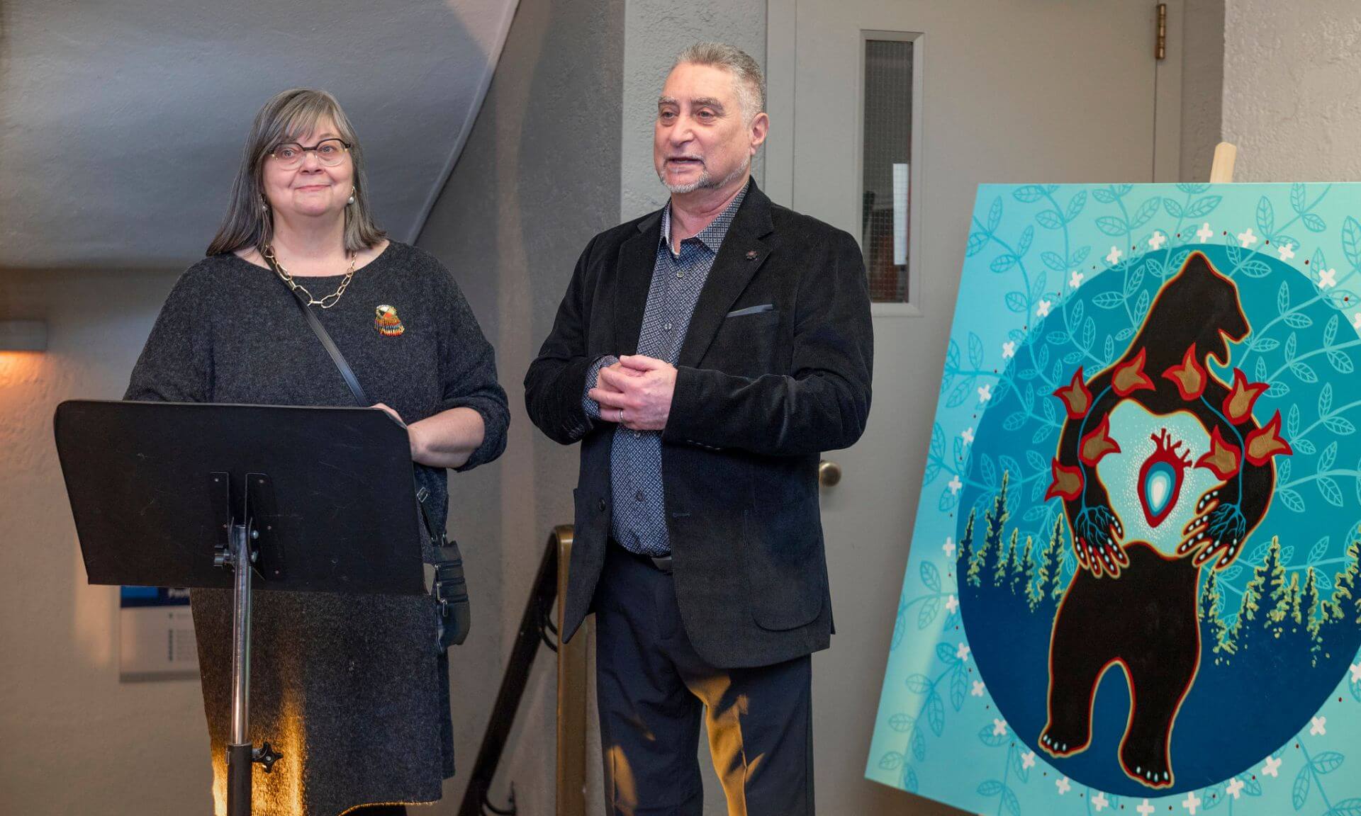 Chantal Levesque, chargée de cours à la Faculté de l’apprentissage continu et instigatrice du Jardin des Premiers Peuples, et le professeur honoraire de la Faculté de médecine Pierre Haddad lors du dévoilement.