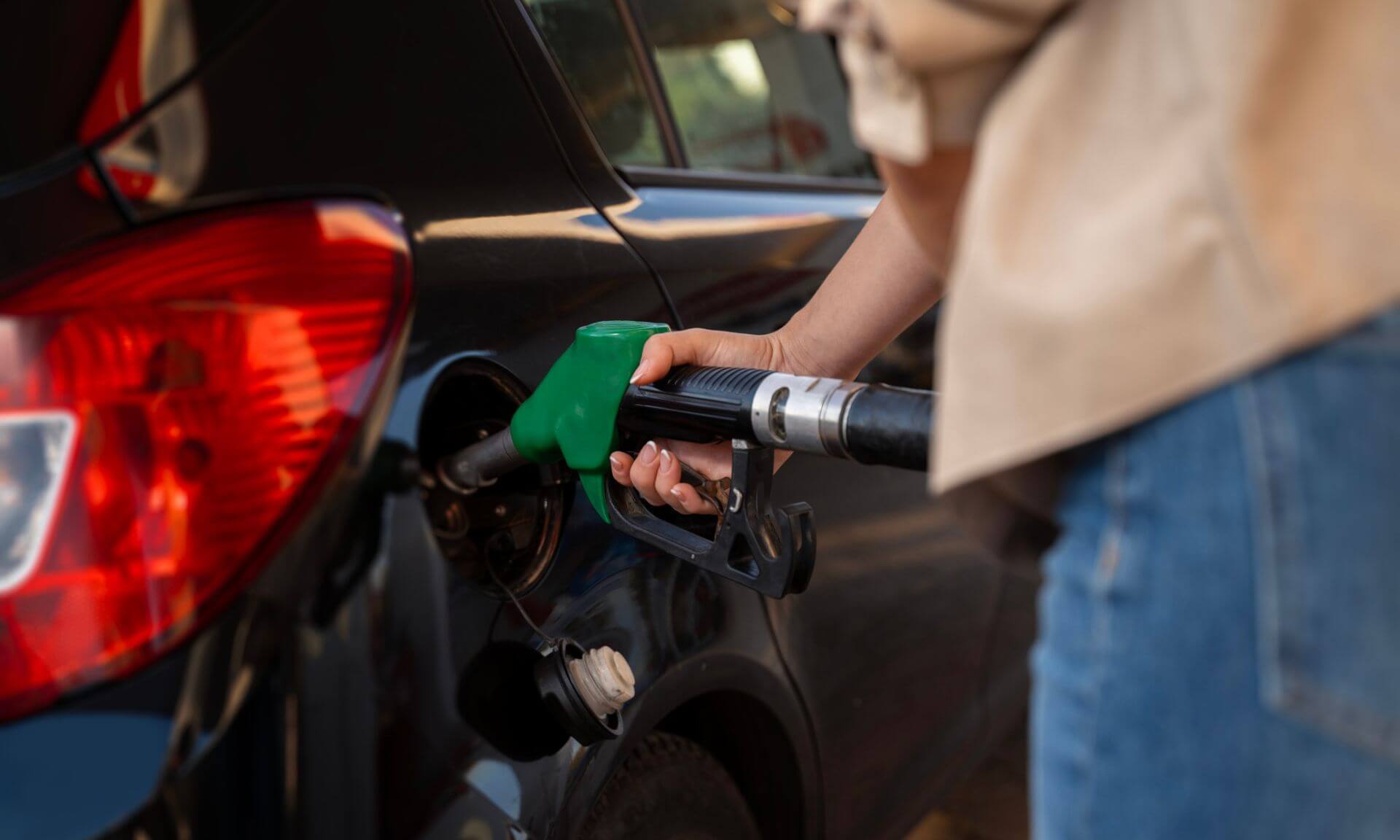 Le benzène est rejeté dans l’environnement par les stations-service lors de l’entreposage de l’essence, du remplissage des véhicules et du déchargement des camions-citernes.