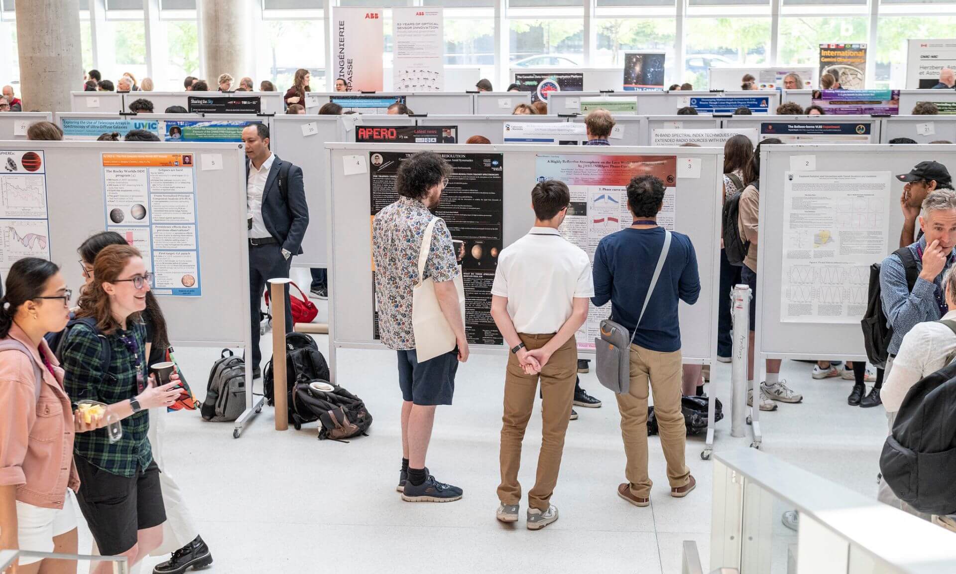 Aux pauses, les participants étaient invités à découvrir l’une des nombreuses affiches scientifiques.