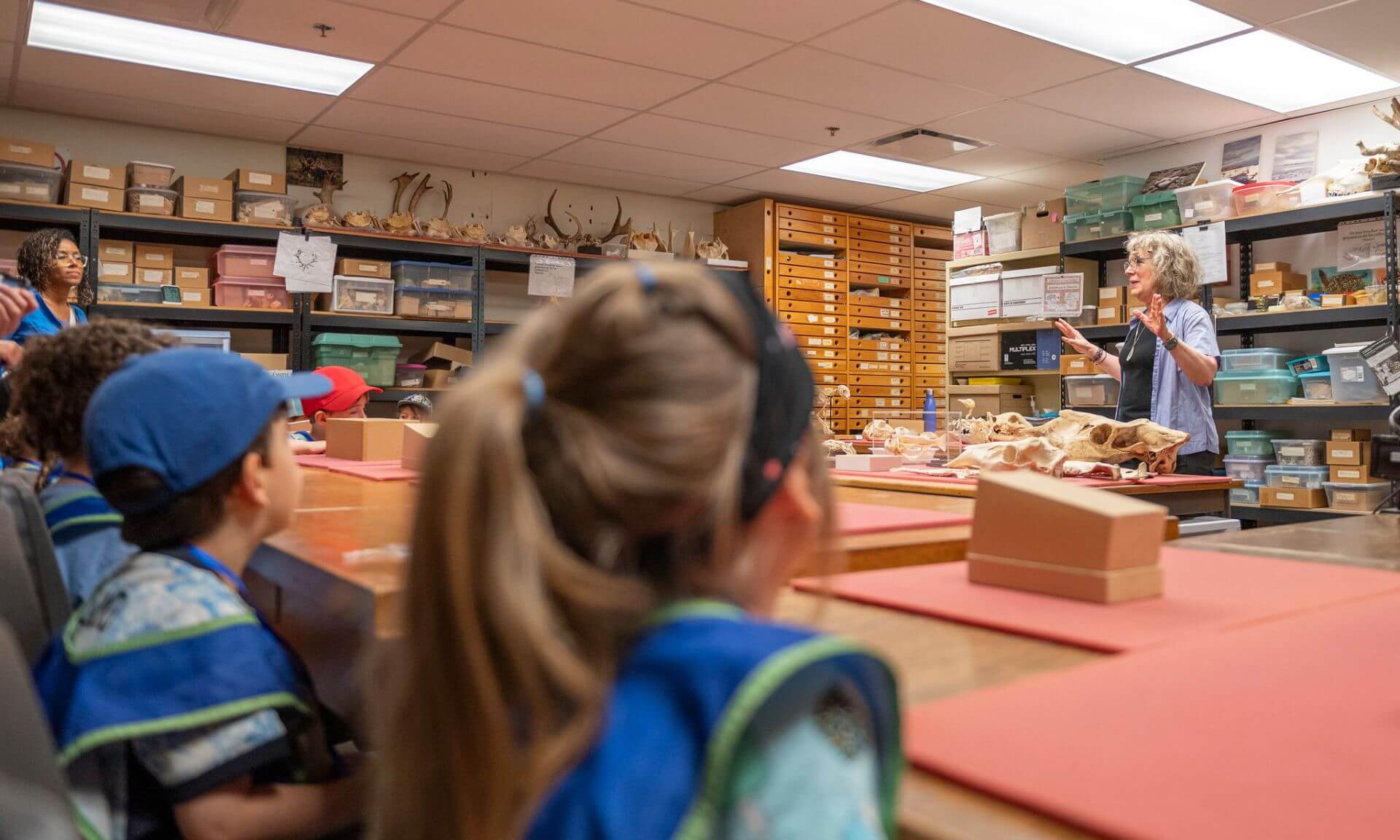 Claire St-Germain a fait découvrir à des petits visiteurs la collection de l’Ostéothèque de Montréal