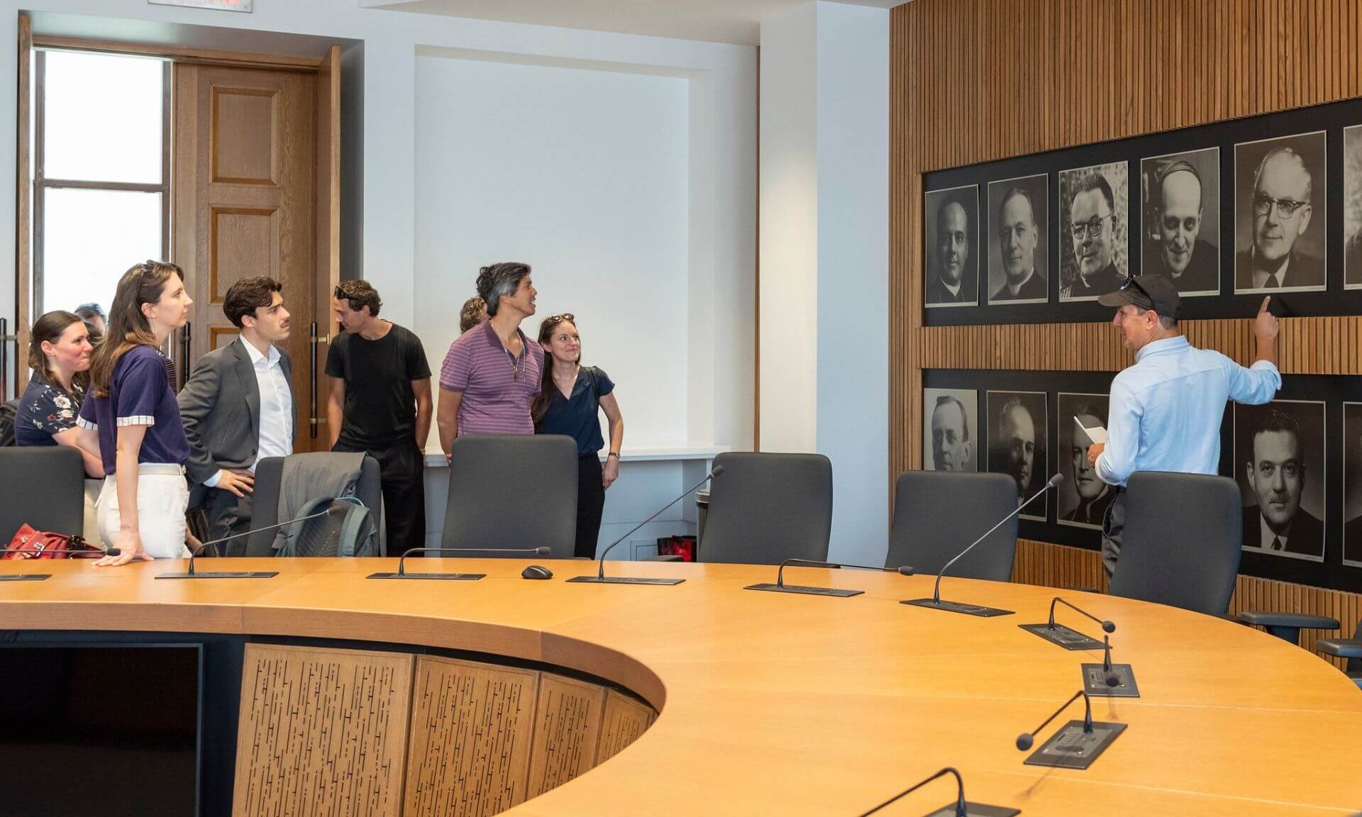 La visite s’est amorcée dans la salle du conseil, où trônent les photos de tous les anciens recteurs, dont celle de Roger Gaudry