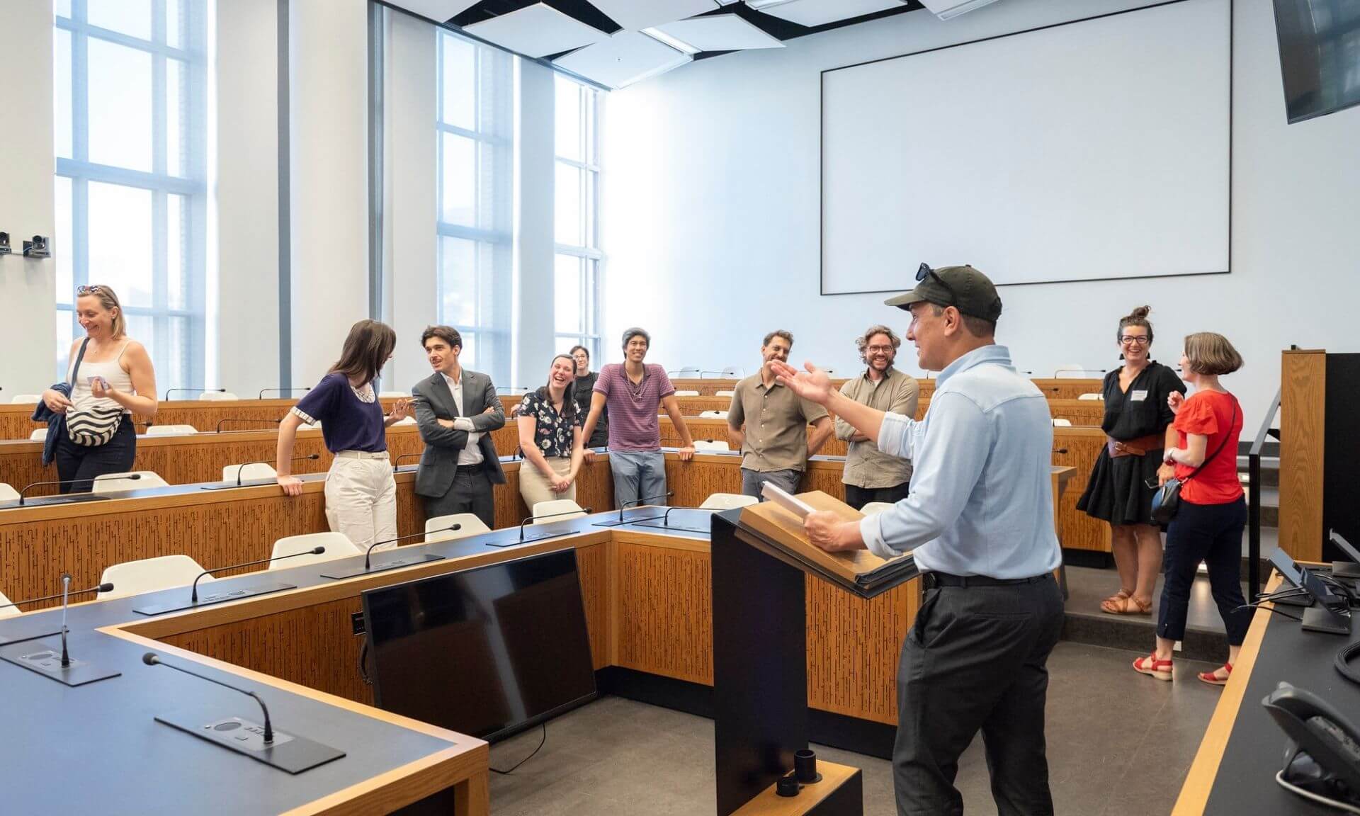 Le petit groupe a pu visiter l’endroit où se tient l’Assemblée universitaire