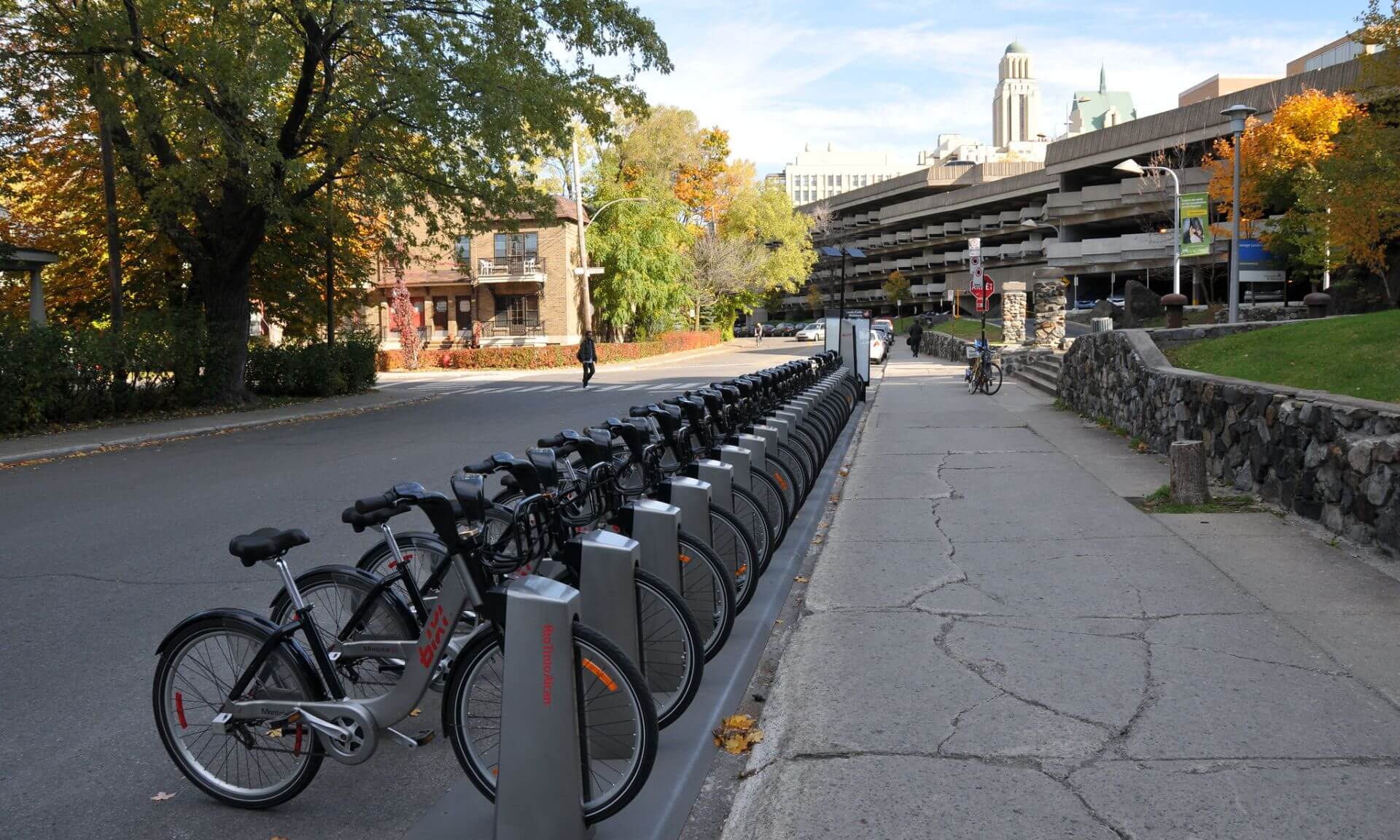 L’arrivée du Bixi, et particulièrement des Bixi électriques, a facilité les déplacements sur un campus marqué par de fortes pentes. 