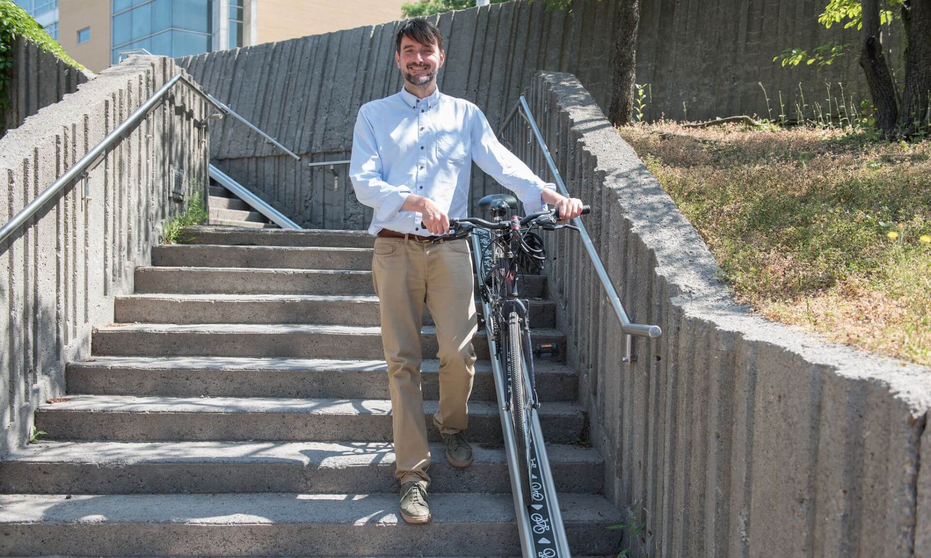 Stéphane Béranger utilisant l'une des 5 rampes à vélo du campus.