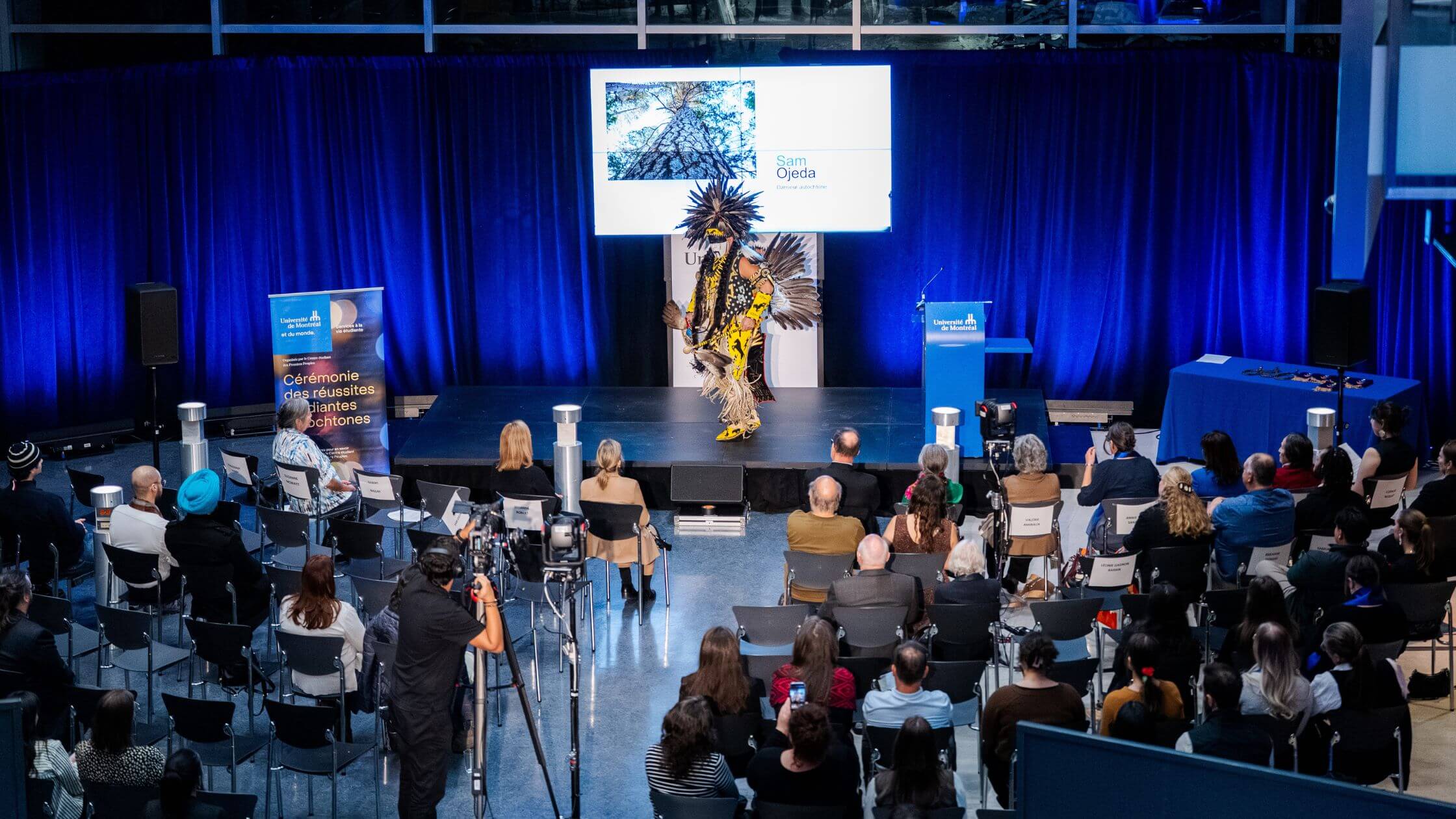 La Cérémonie des réussites étudiantes autochtones vise à saluer la persévérance et les succès des communautés étudiante et diplômée autochtones. Il s'agit aussi d'une occasion pour souligner la générosité des donateurs et donatrices qui financent des bourses destinées à la communauté étudiante des Premiers Peuples.