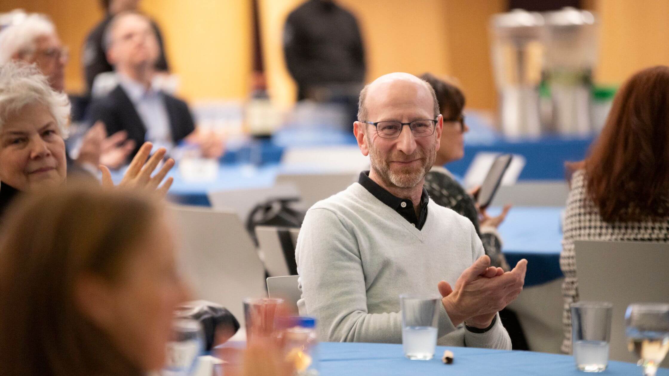 L'Université a rendu hommage à ses nouveaux retraités et retraitées le 25 novembre au campus MIL. La célébration annuelle a rassemblé une centaine de membres du personnel, dont des personnes retraitées ainsi que leurs anciens et anciennes collègues de travail.