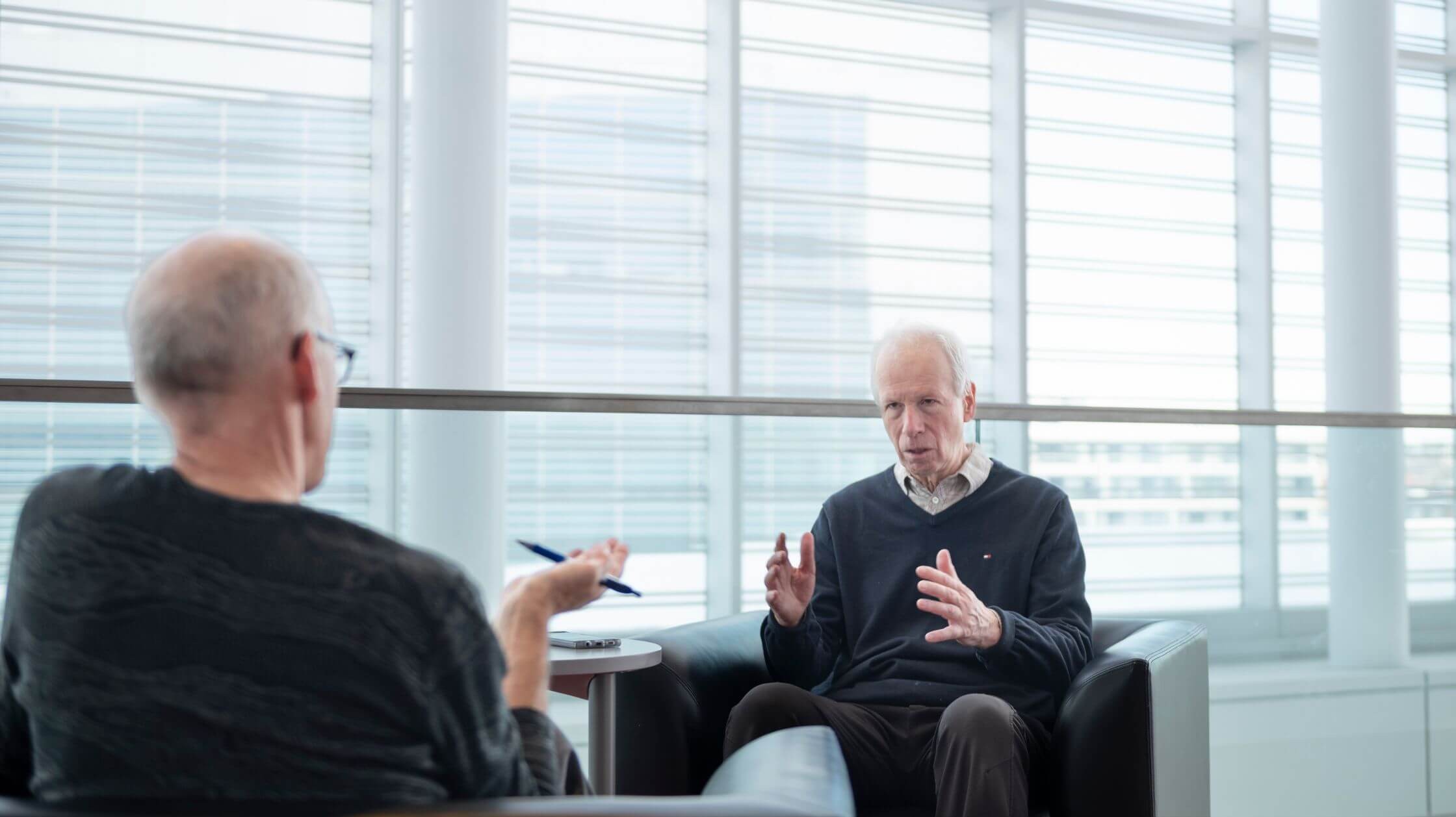 Stéphane Dion, nouveau «diplomate en résidence», transmettra son expérience à la communauté de l'UdeM. L'ancien professeur de science politique, trois fois ministre fédéral et récemment ambassadeur du Canada en France, se tiendra à la disposition du personnel enseignant et de la communauté étudiante pour discuter notamment de politique étrangère et de questions environnementales.