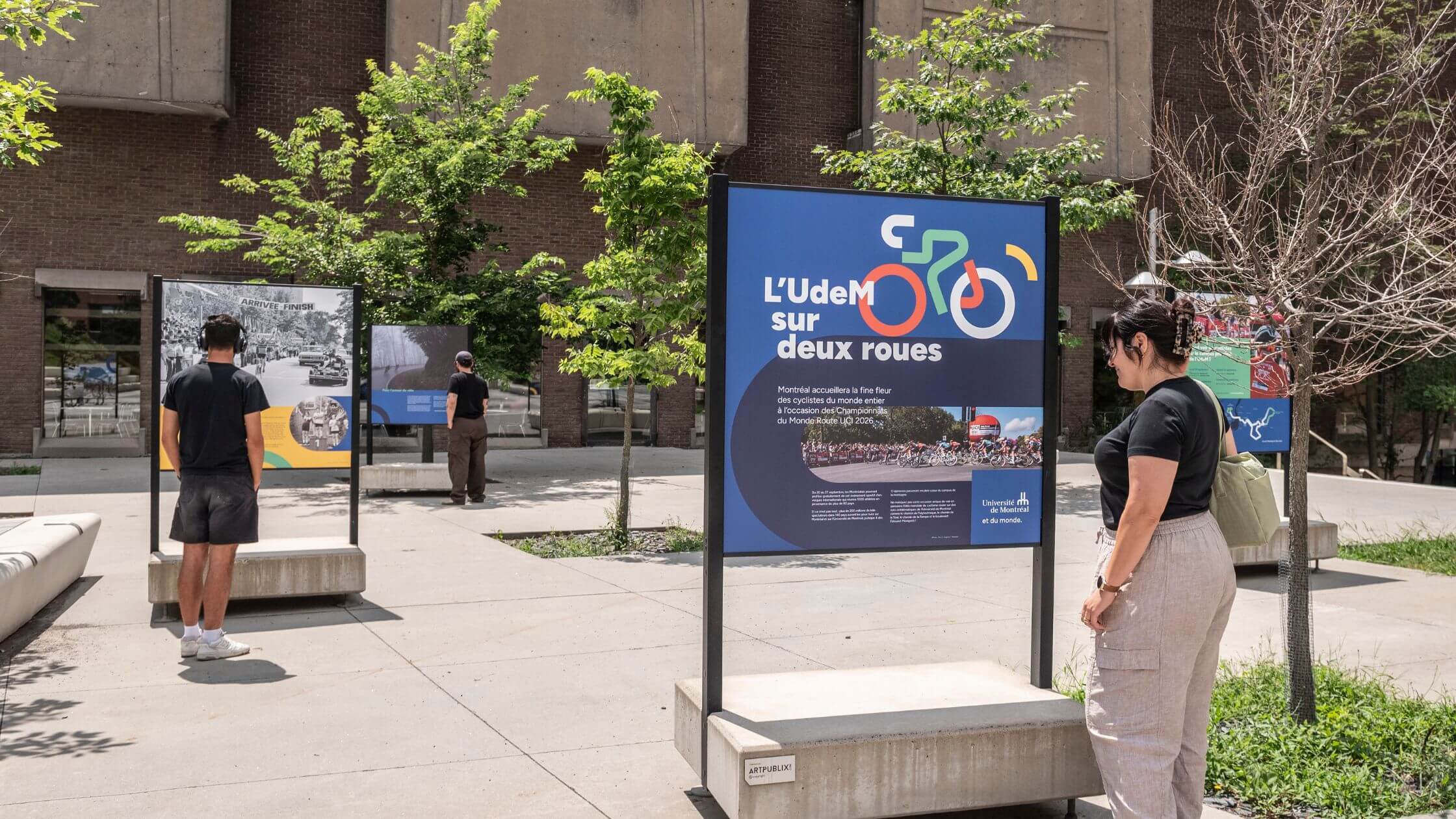 L’exposition «L’UdeM sur deux roues», située en plein coeur de son campus principal, se veut un clin d’oeil entre les différentes facettes de l’Université et le monde du vélo. Les panneaux géants plongeront les visiteurs dans la magie des Championnats du Monde Route UCI 2026.