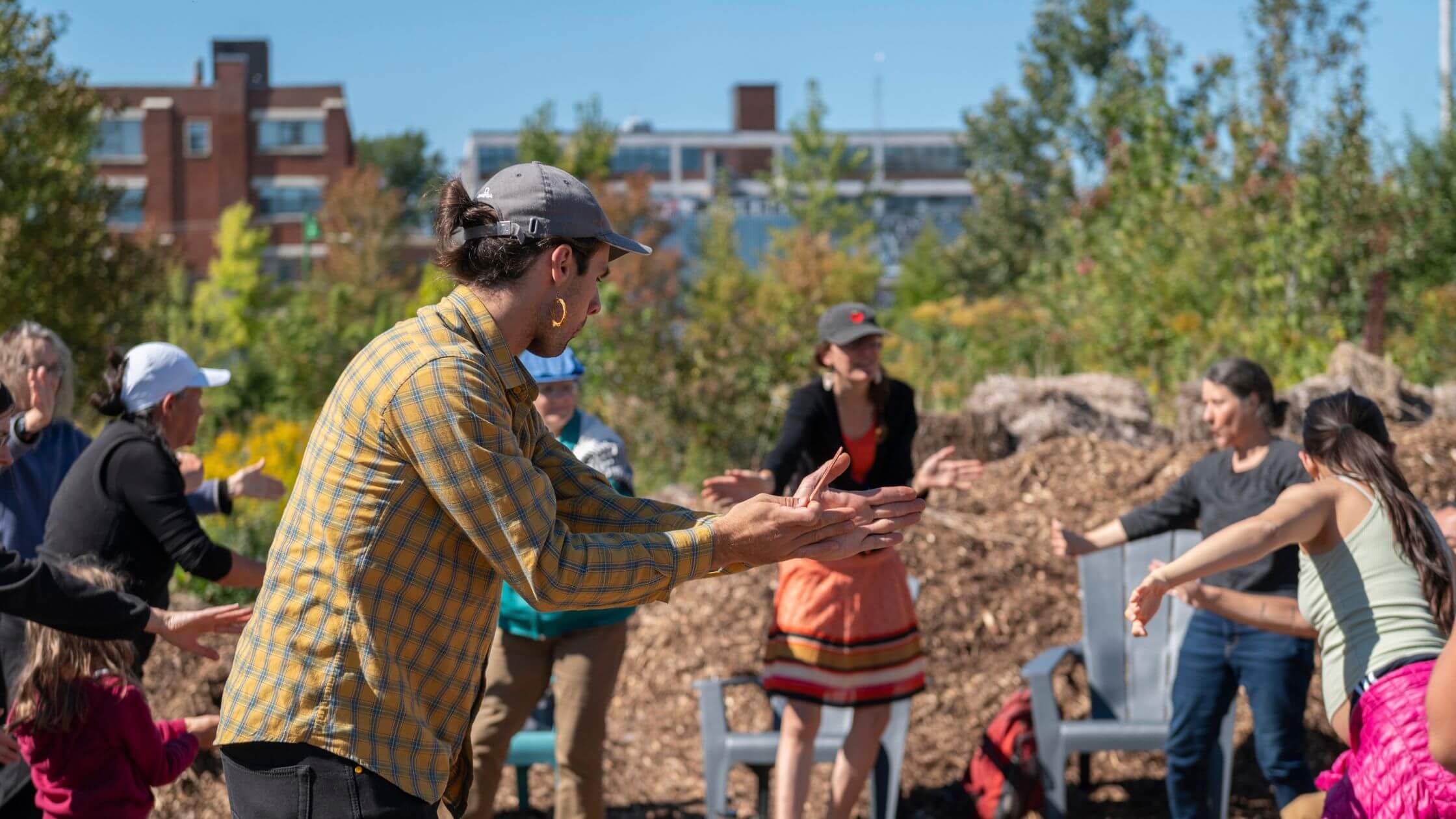 Durant la Fête des récoltes, plusieurs personnes se sont rassemblées sur le site des Projets éphémères pour en apprendre davantage sur l’agriculture urbaine et rencontrer les partenaires qui y jardinent.