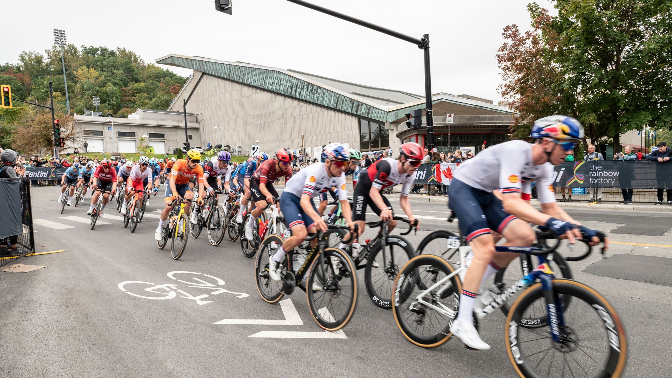 Les Mondiaux de cyclisme ont enflammé le campus le mois dernier. Toute une communauté s’est mobilisée, de la réfection de la chaussée du chemin de la Rampe à l’organisation d'une conférence, d'un kiosque santé et d'une exposition photo sur le campus.