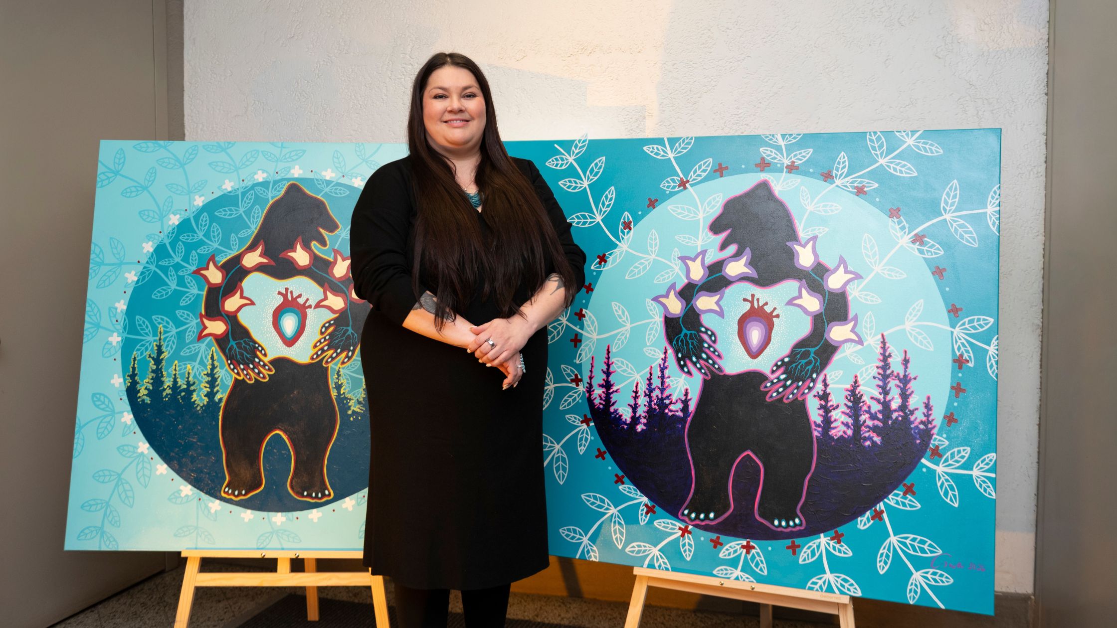 La nouvelle œuvre de l’artiste atikamekw Eruoma Awashish, dévoilé le 12 mars dernier, est exposée dans l’entrée du pavillon 2101, boulevard Édouard-Montpetit. Elle vise à célébrer et à mettre en valeur les cultures autochtones tout en offrant un lieu d’expression aux étudiantes et étudiants issus des Premiers Peuples à l’UdeM.