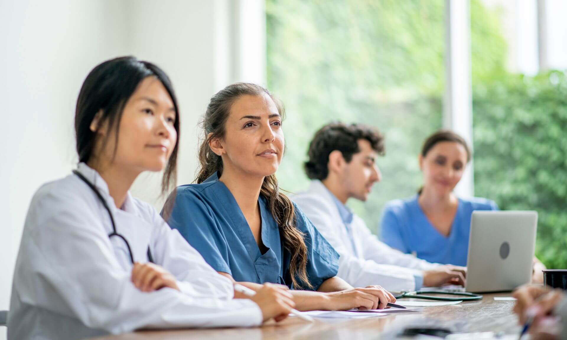 Des étudiantes en médecine assistent à un cours